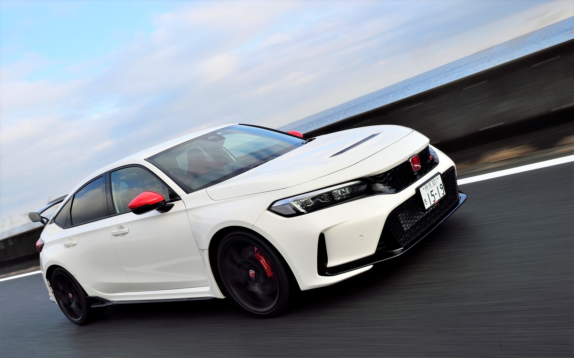 ホンダアクセスの純正アクセサリーを装着した新型シビック TYPE Rでストリートへ繰り出してみた