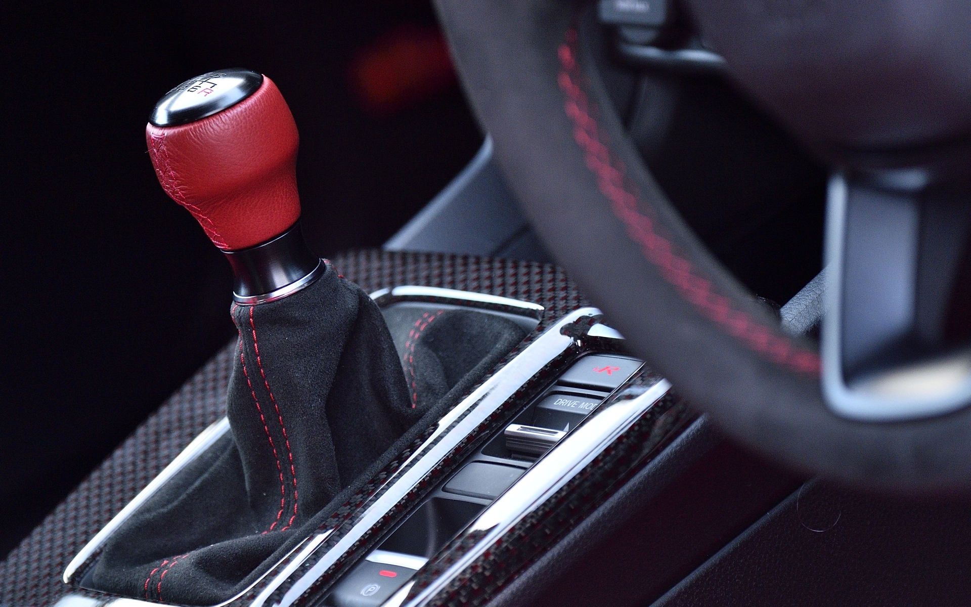 実際に握ったときのグリップの感覚と操作感を追求し、何度も試作を重ねて理想の形状を導き出したというシフトノブ。ブラックアルマイト処理されたアルミ製にレッドレザーを組み合わせている（価格：2万350円）