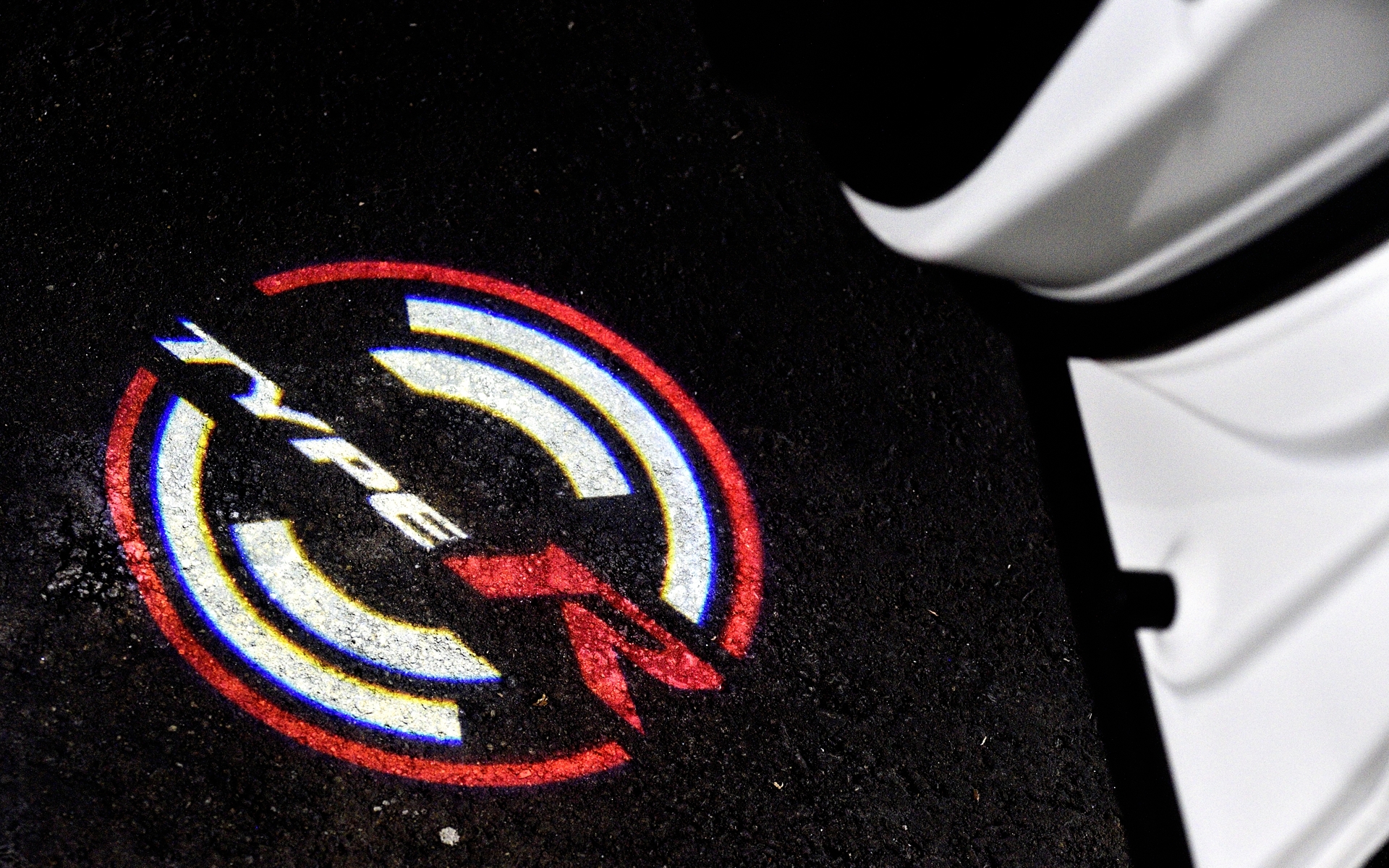 ドアの開閉と連動して点灯するTYPE Rロゴのパターンプロジェクター（価格：左右セットで3万8500円）