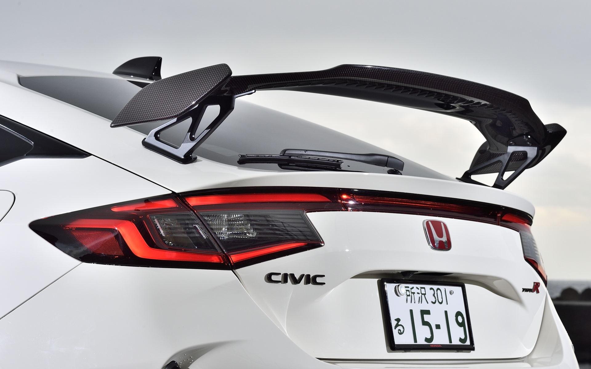 スタイルだけでなく走行性能も所有感もすべてを高めてくれるリアルカーボン×レッドポリエステル綾織りのテールゲートスポイラー（価格：27万5000円）