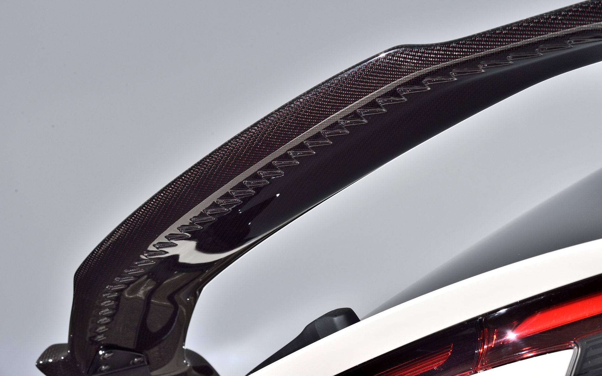 下面には航空機に使われているシェブロン（ノコギリ歯）形状を採用