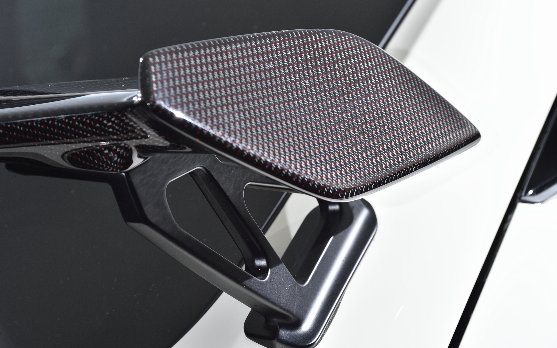 Aピラーからの風を受け止めるように配置された翼端板