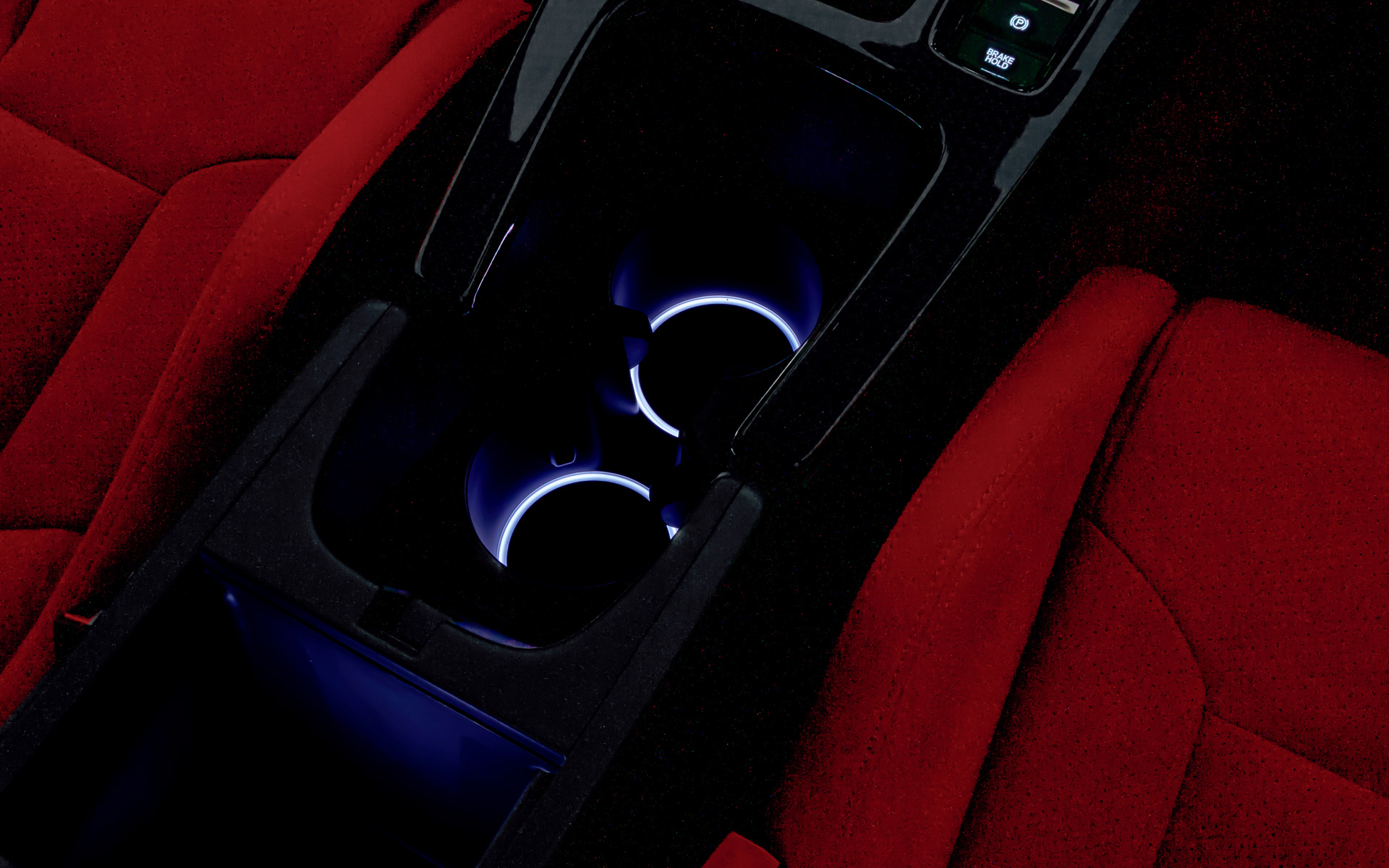 スモールランプに連動して光るセンターコンソールボックス＆ドリンクホルダーイルミネーション。LEDの優しい光がポイント（価格：レッド/ホワイトともに2万2000円）