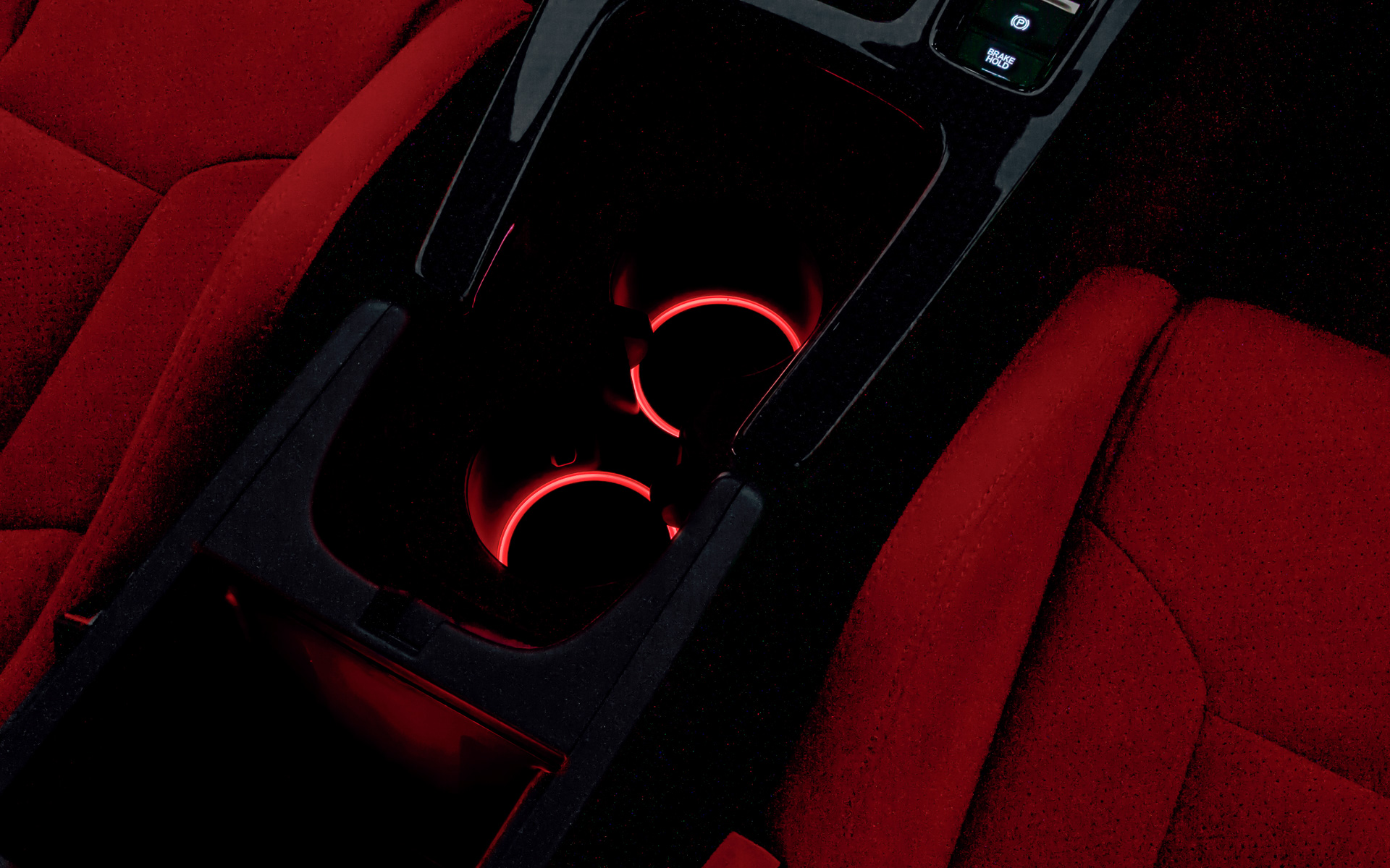 スモールランプに連動して光るセンターコンソールボックス＆ドリンクホルダーイルミネーション。LEDの優しい光がポイント（価格：レッド/ホワイトともに2万2000円）