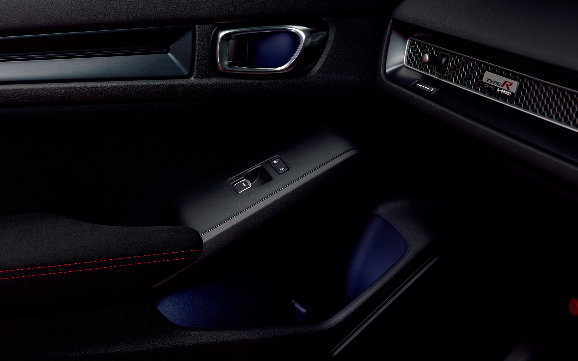 インナードアハンドル＆ドアポケットイルミネーションはエンジンスイッチと連動しているので、走行中は常にうっすらとLEDが各部を照らしてくれる（価格：フロント左右セットでレッド/ホワイトともに1万4300円）