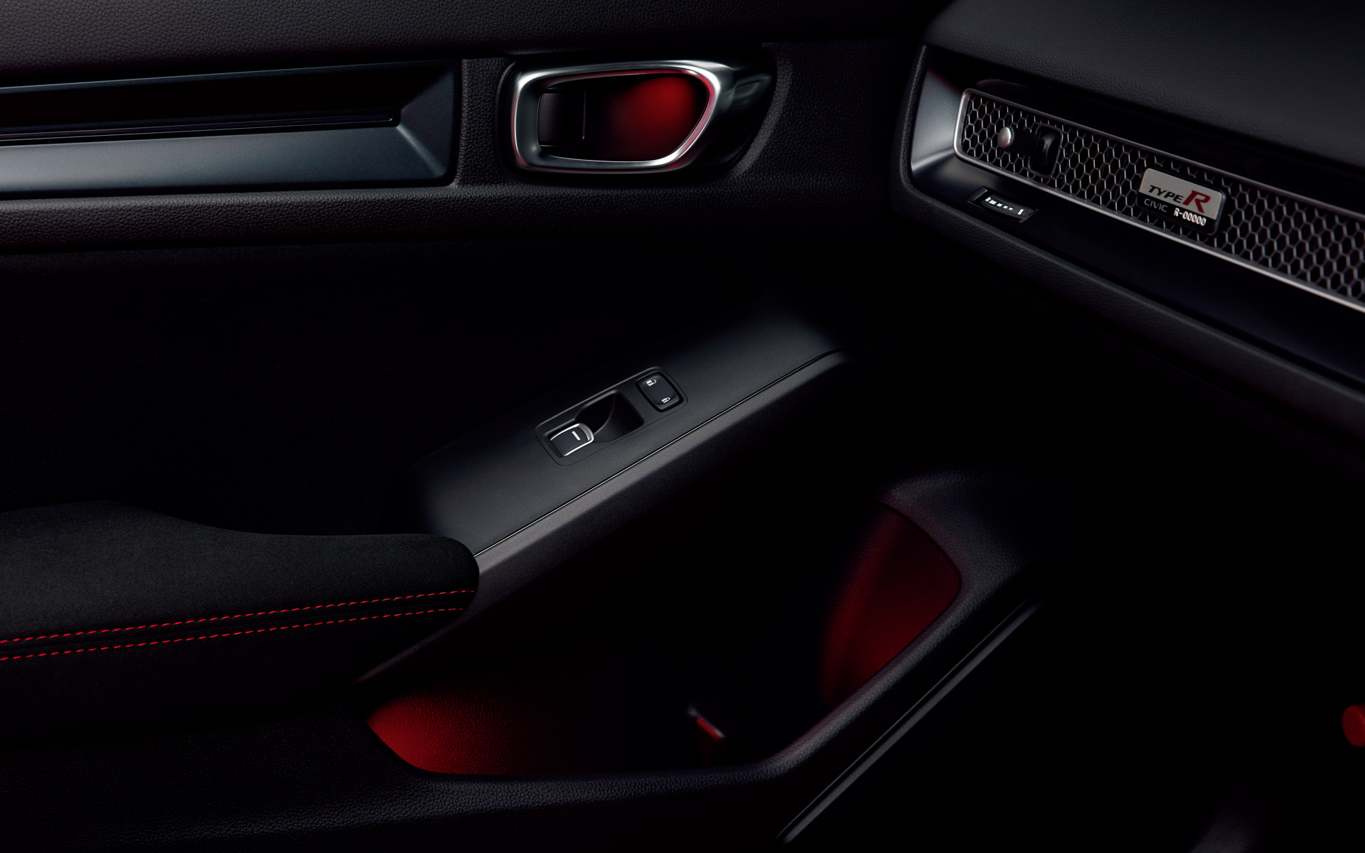 インナードアハンドル＆ドアポケットイルミネーションはエンジンスイッチと連動しているので、走行中は常にうっすらとLEDが各部を照らしてくれる（価格：フロント左右セットでレッド/ホワイトともに1万4300円）