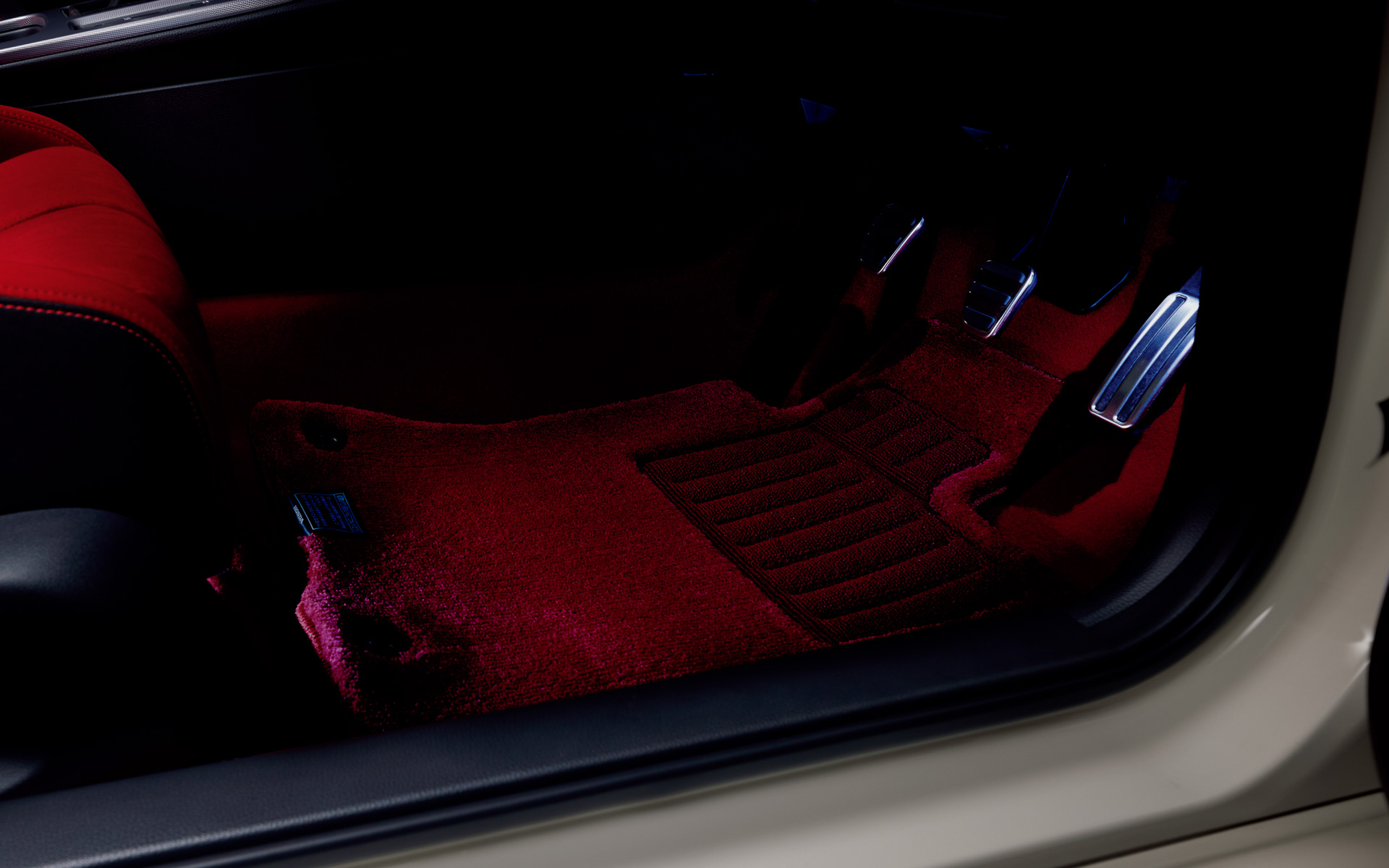 ドアの開閉と連動してLEDが足下を照らすフットライト＆シートアンダーライト。スモールランプとも連動している（価格：フロント用セットでレッド/ホワイトともに1万7600円）