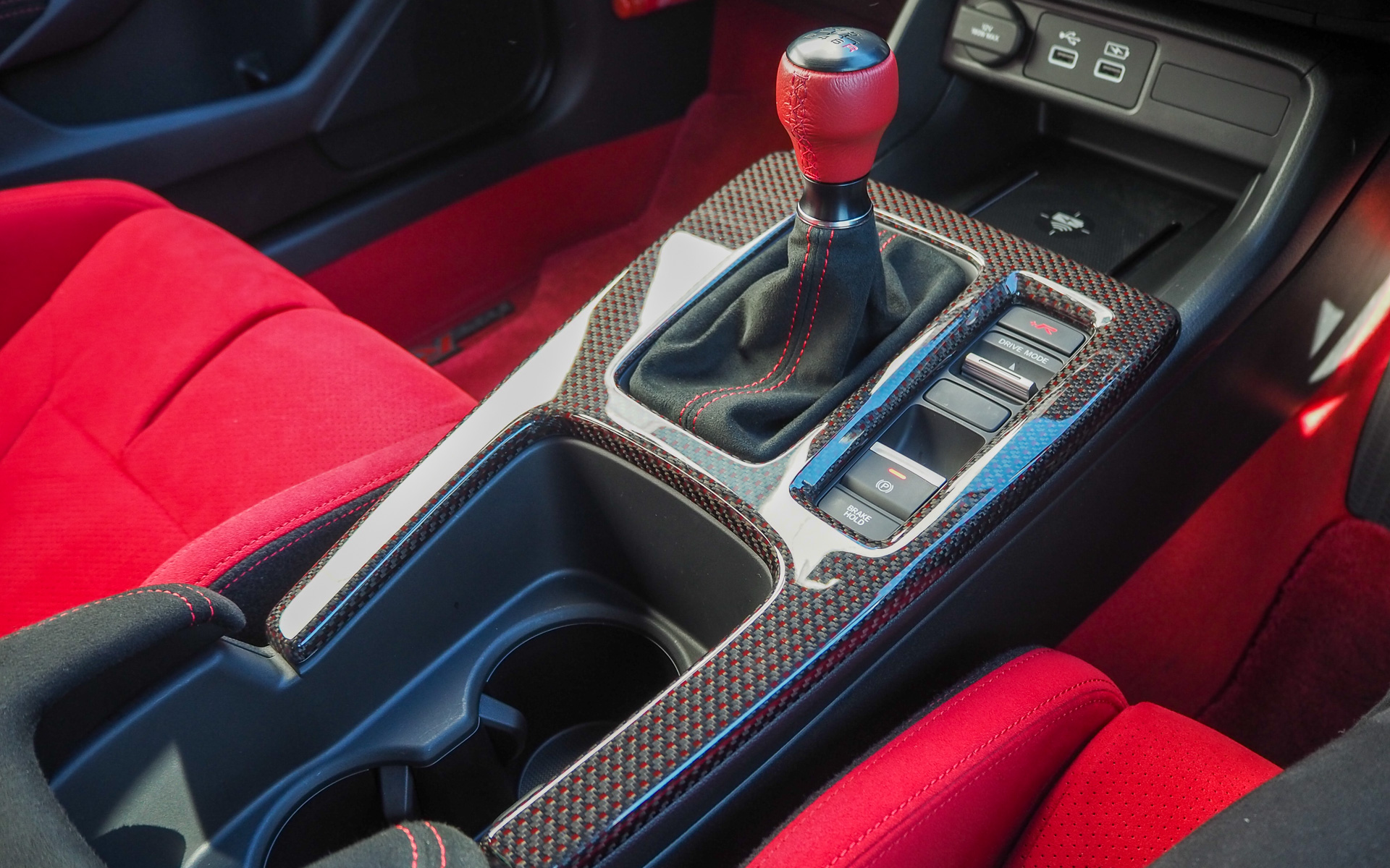 テールゲートスポイラーと同じリアルカーボン×レッドポリエステル綾織りなのでトータルコーディネイトが可能となるインテリアパネル（カーボン）センターコンソールパネル部（価格：4万7300円）