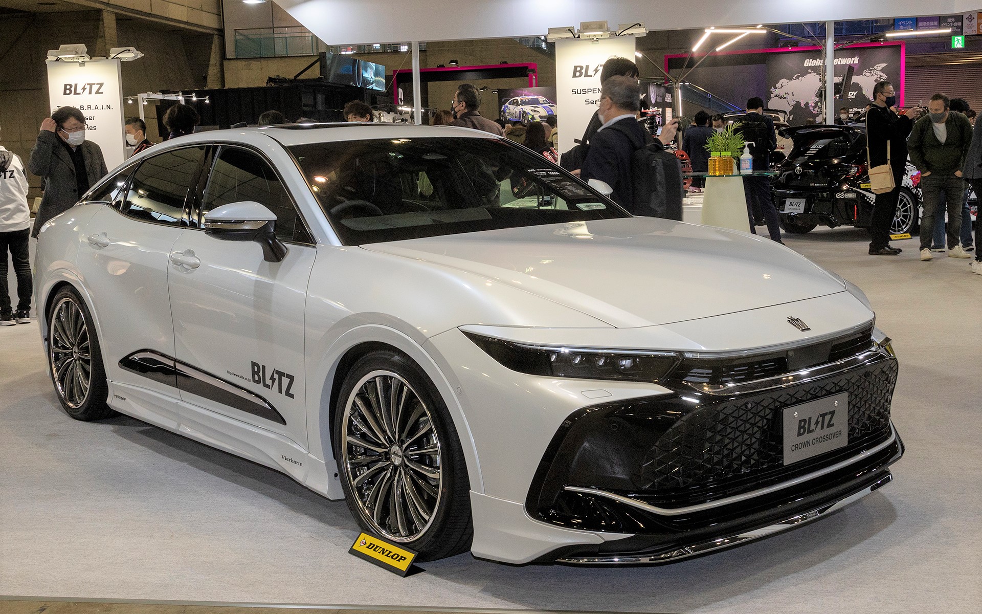 BLITZ CROWN CROSSOVDERはモデリスタエアロ付き