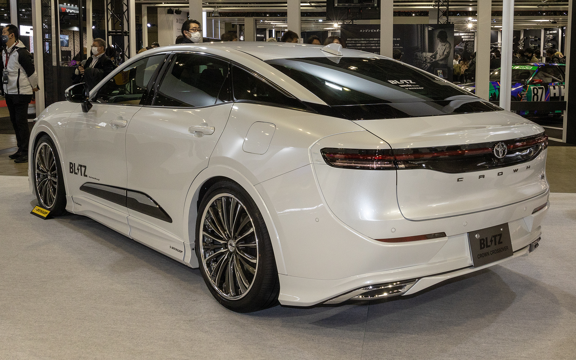 サスキットはブリッツのDAMPER ZZ-R。21インチのホイールはウェッズのkranze Vierharm。タイヤはダンロップ VEURO VE304