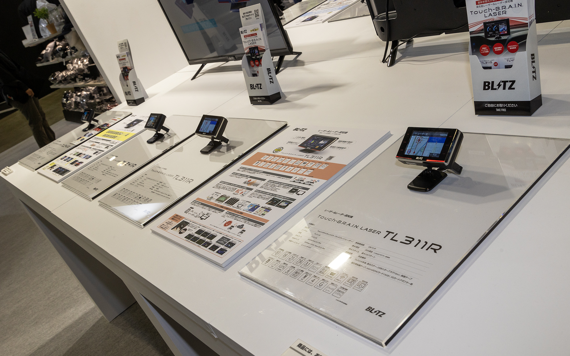 TLシリーズ全機種がレーダー＆レーザー式取り締まり機に対応。さらにオプションのOBDIIアダプターをあわせることでメーター表示も可能