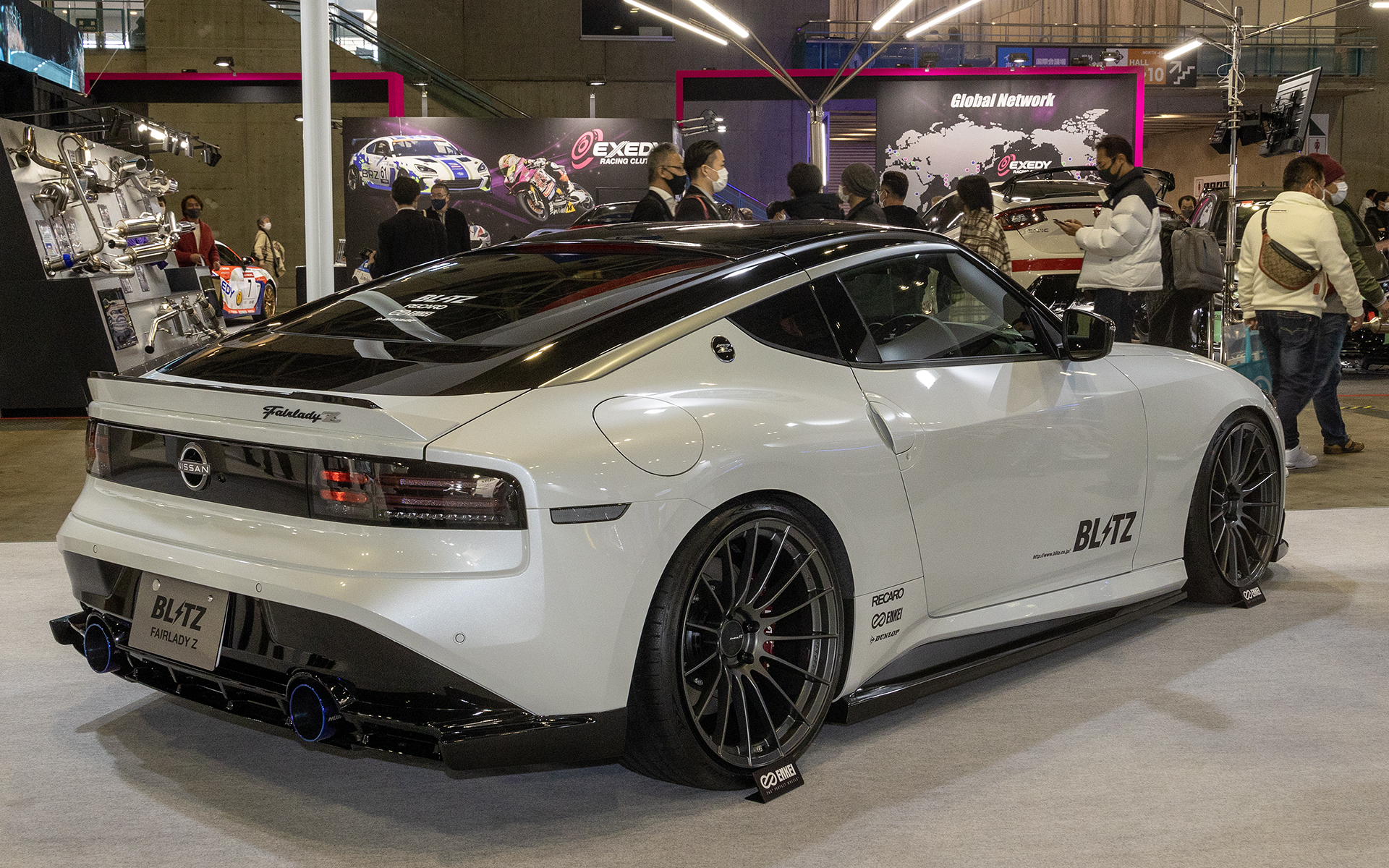 ホイールはエンケイ RS05RRでサイズはフロントが20×10J 30でリアが20×10.5J 24。タイヤはダンロップ SP SPORT MAXX060＋でサイズはフロントが255/35R20、リアが275/30R20