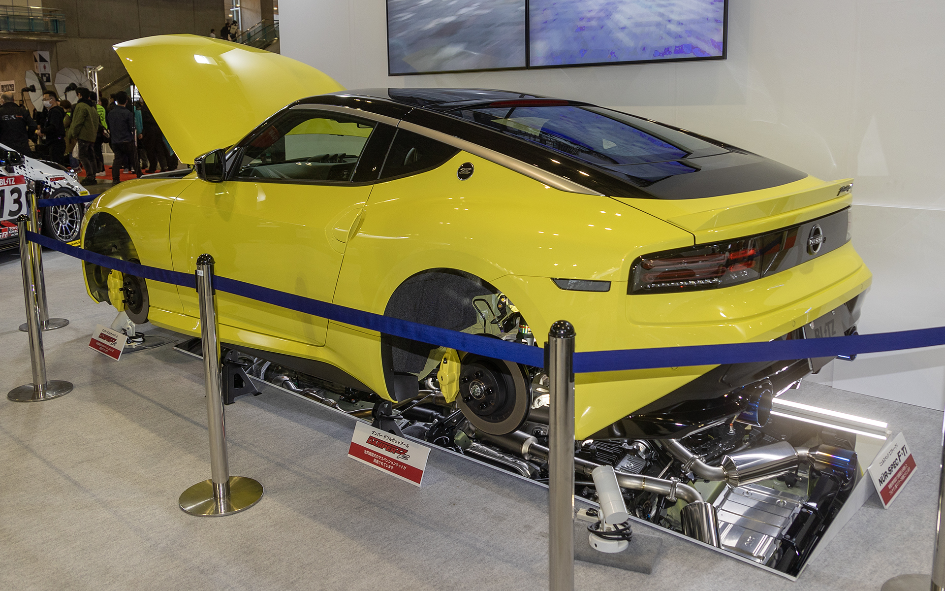 日産自動車から借りているFAIRLADY Zプロトを使って、アイテム装着時の展示も行なっている