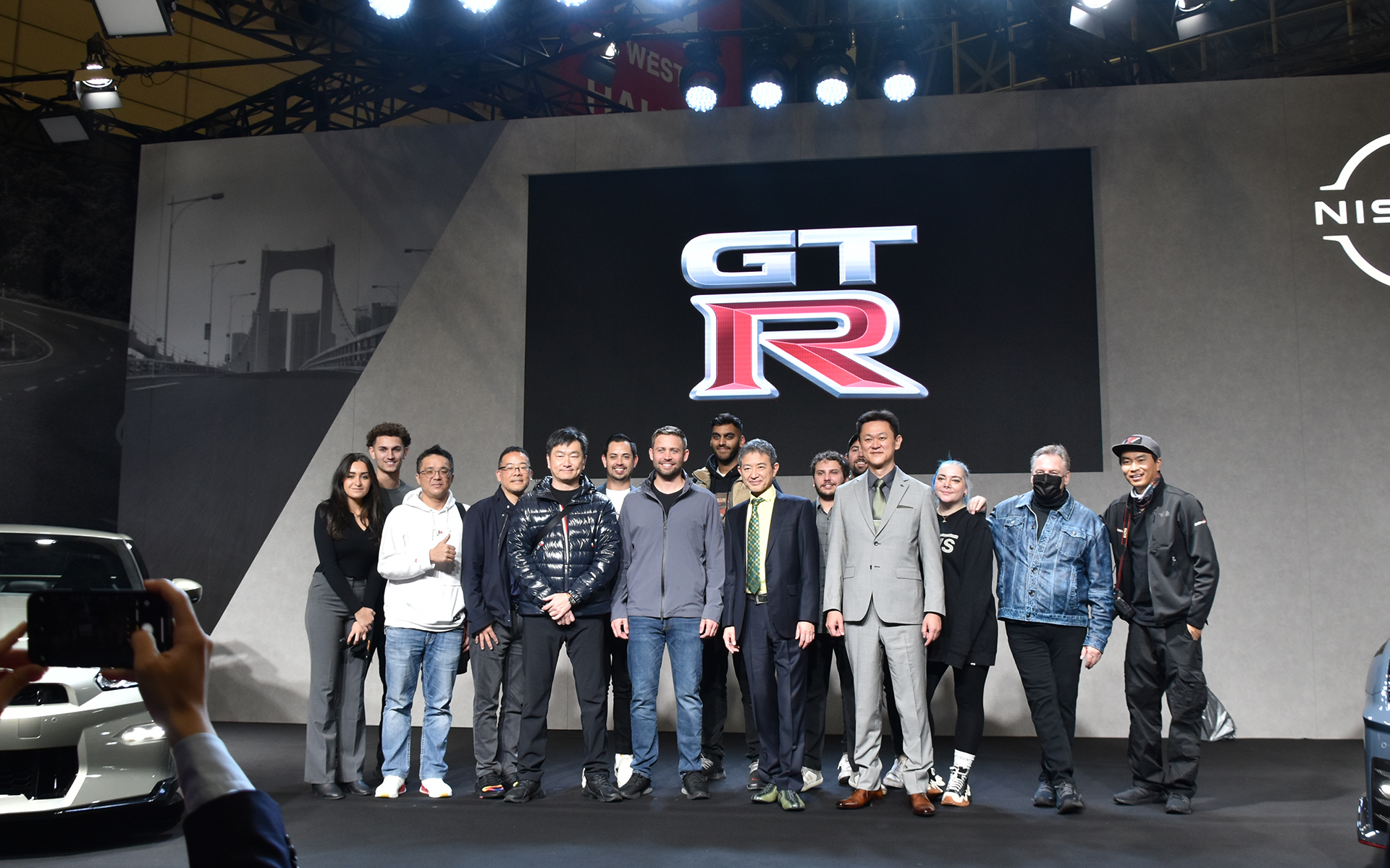 会場に来ていたカーアクション映画「ワイルドスピード」シリーズの主役で「ワイルド・スピード SKY MISSION」撮影完了前に事故死した故ポール・ウォーカー氏の弟コディ・ウォーカー氏もフォトセッションに参入。ちなみに同作はコディ・ウォーカー氏にCG映像をミックスさせることで完成した