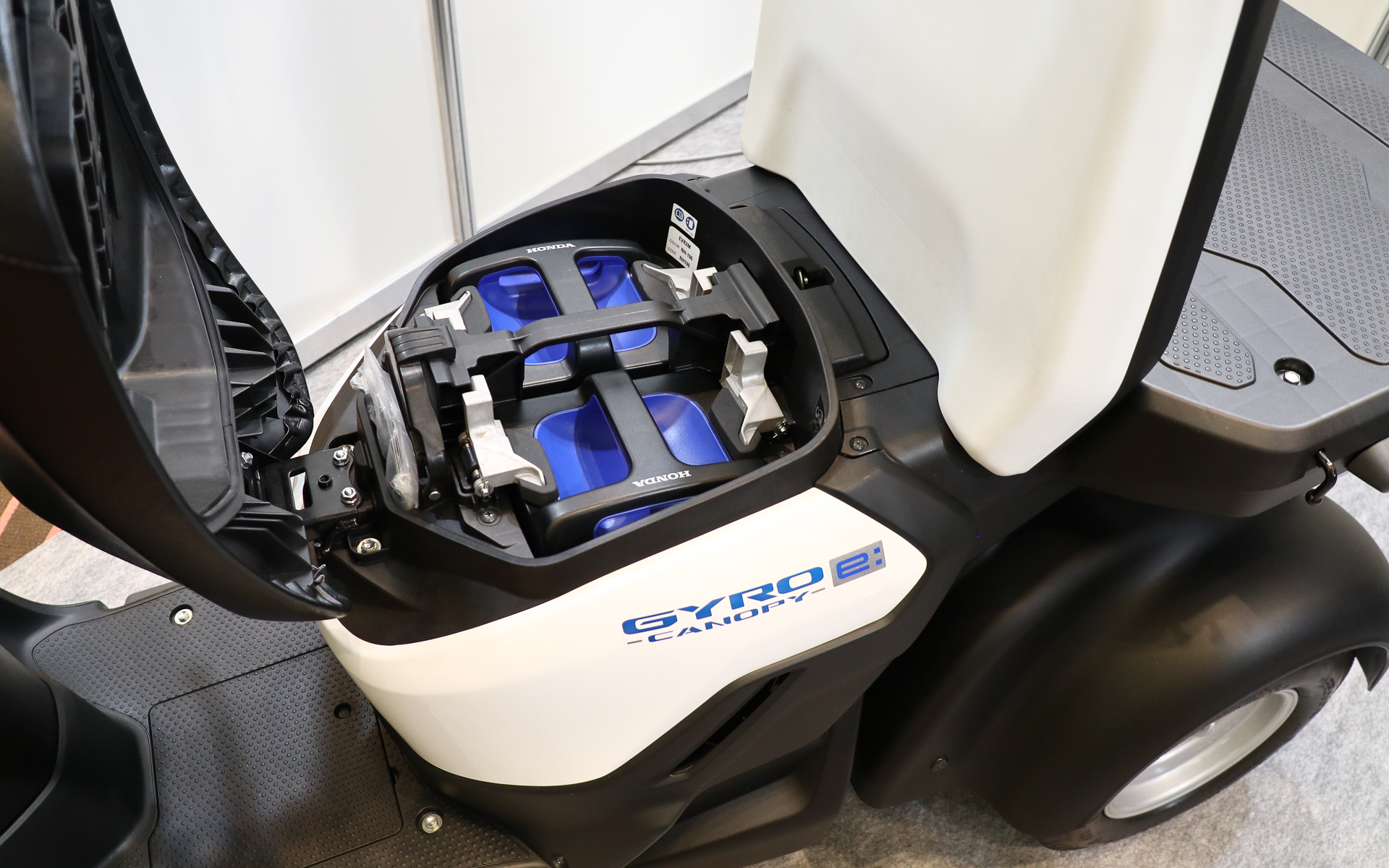 バイクはシート下にバッテリを格納