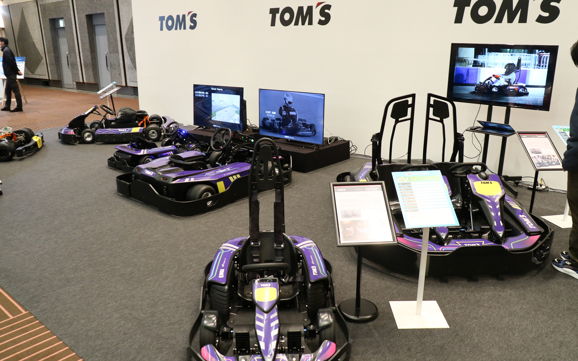 TOM’Sは自社開発の電動レーシングカートを展示