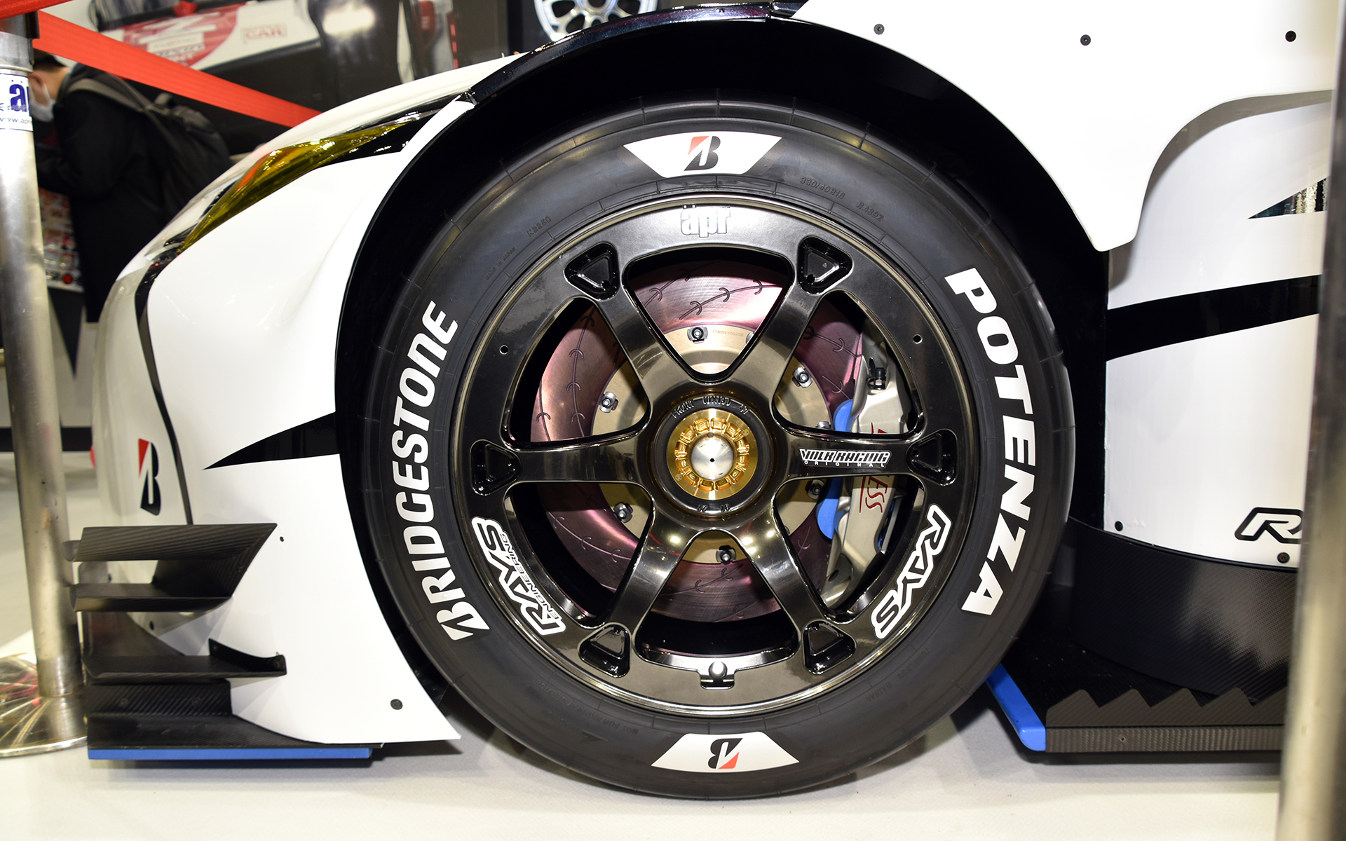 足下はレイズ製。前後18インチの13J仕様。タイヤはブリヂストン