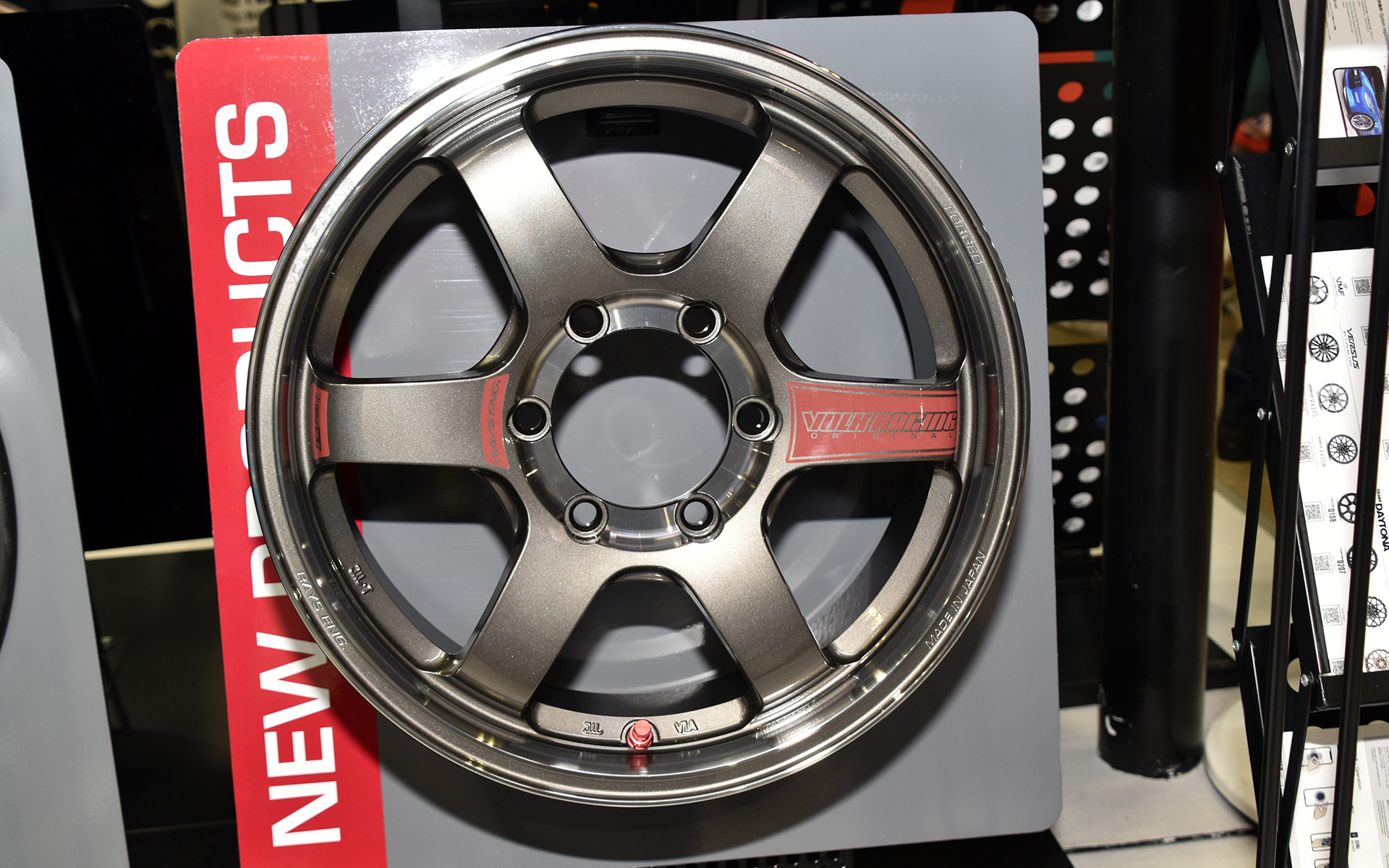 赤バルブと赤いスポークステッカーがスポーティな「TE37SB SL」。価格は7万7000円から