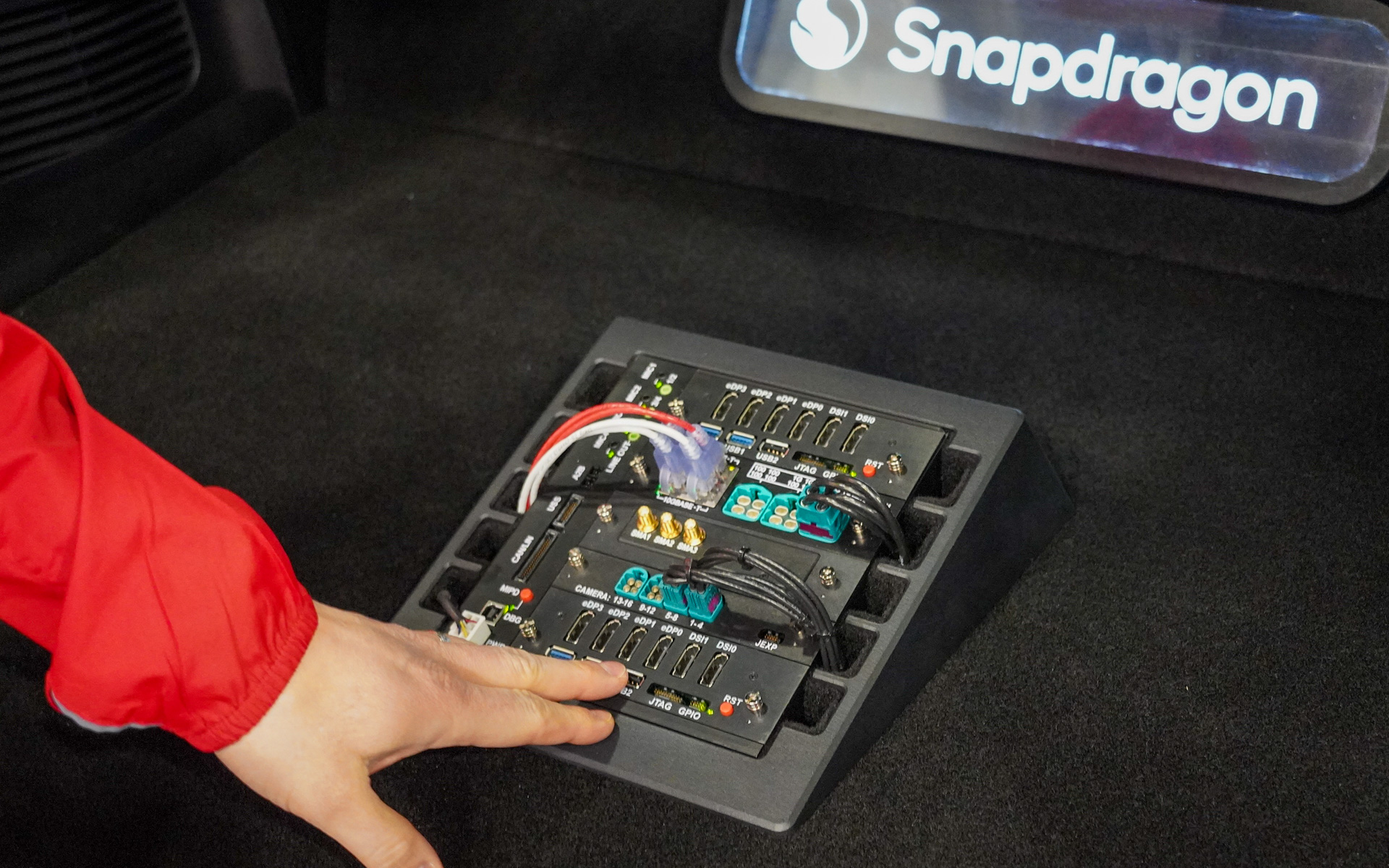 ECUとして搭載されていたのは、同社のSA8650を2つ搭載した開発キット。OEMメーカーなどにも提供されており、ソフトウエア開発を行なうことができる