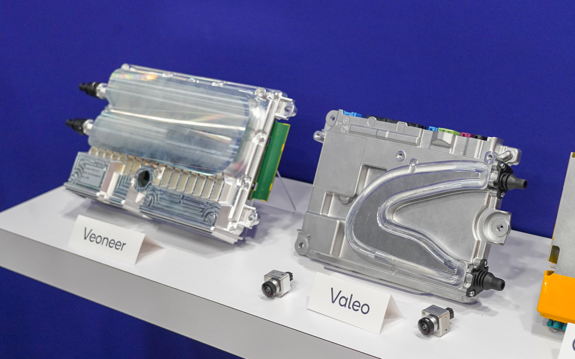 ヴェオニア（左）とヴァレオ（右）のSnapdragon ride platform ECU