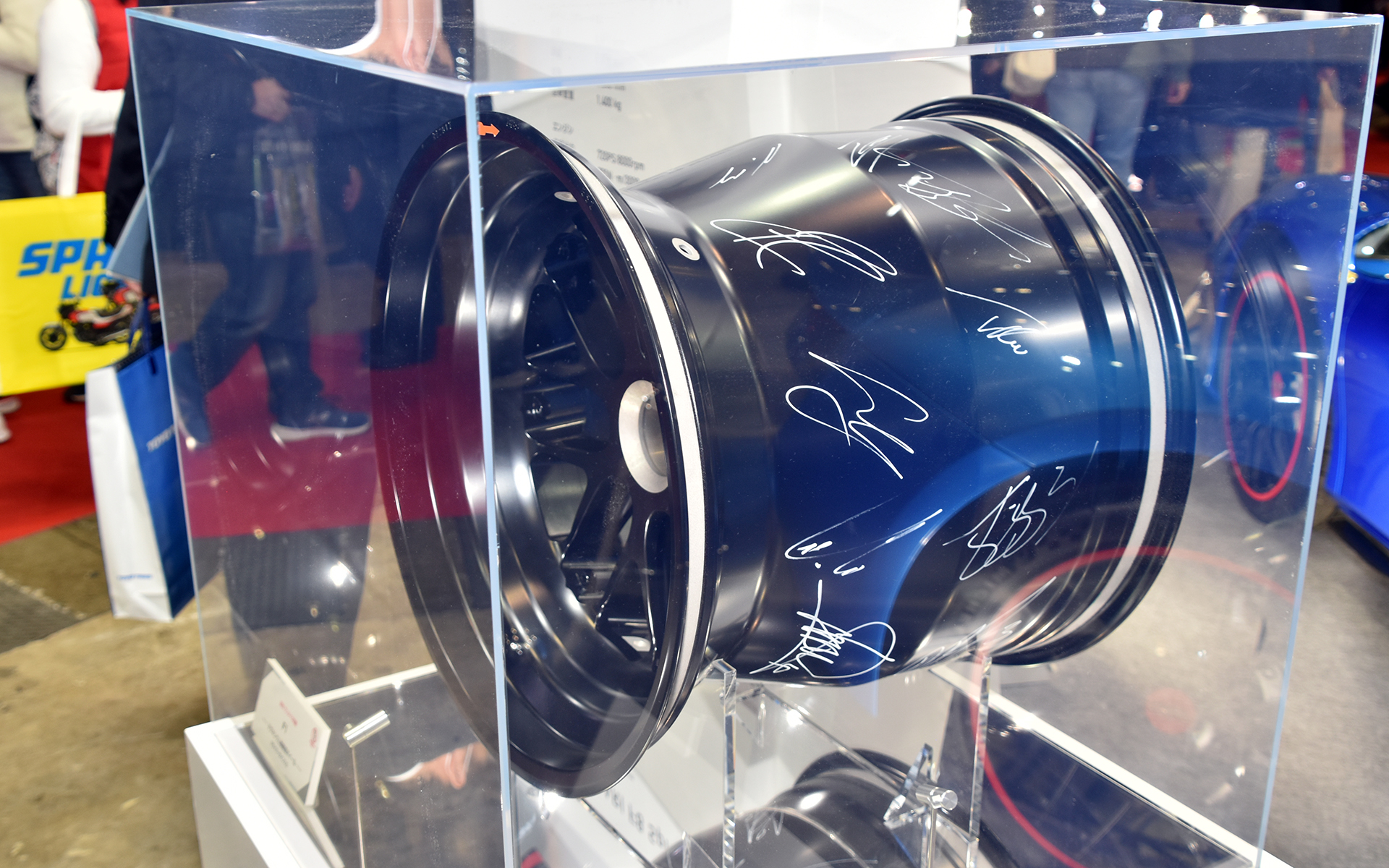 ブース内には2022年シーズンを戦った、ほぼ全てのF1ドライバーのサインが入れられたF1ホイールが飾られていた