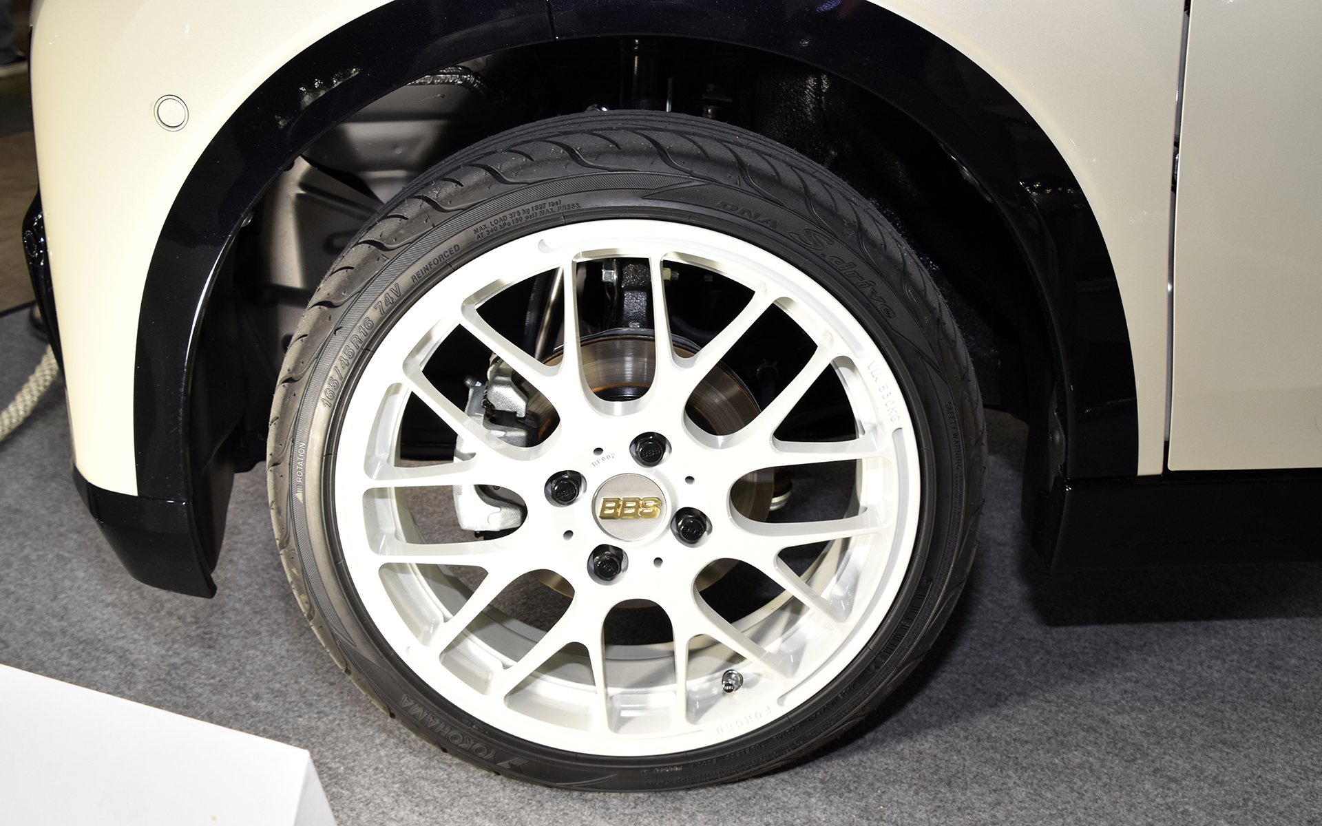 「RP」シリーズはライトウェイトスポーツ向け愛好家に慕われている8本スポークモデル。設定サイズは15～16インチ