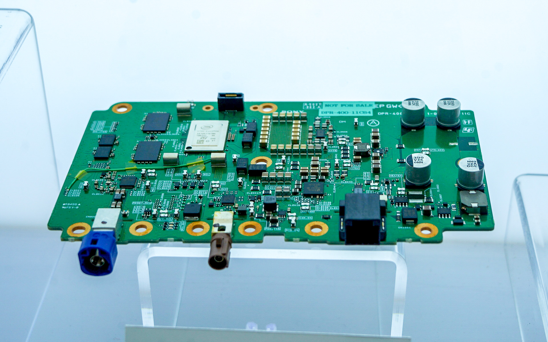 モービルアイブースに展示されていた日産自動車用のADAS基板には「EyeQ5」が1つ搭載されている