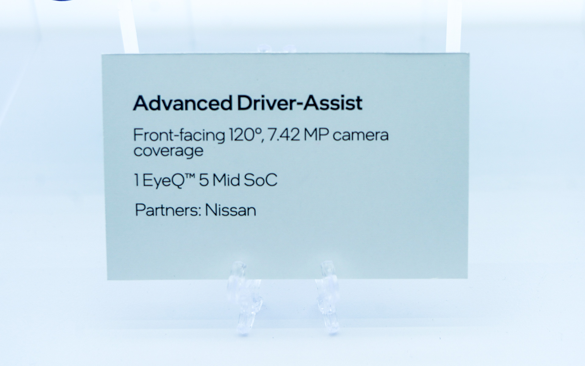 モービルアイブースに展示されていた日産自動車用のADAS基板には「EyeQ5」が1つ搭載されている