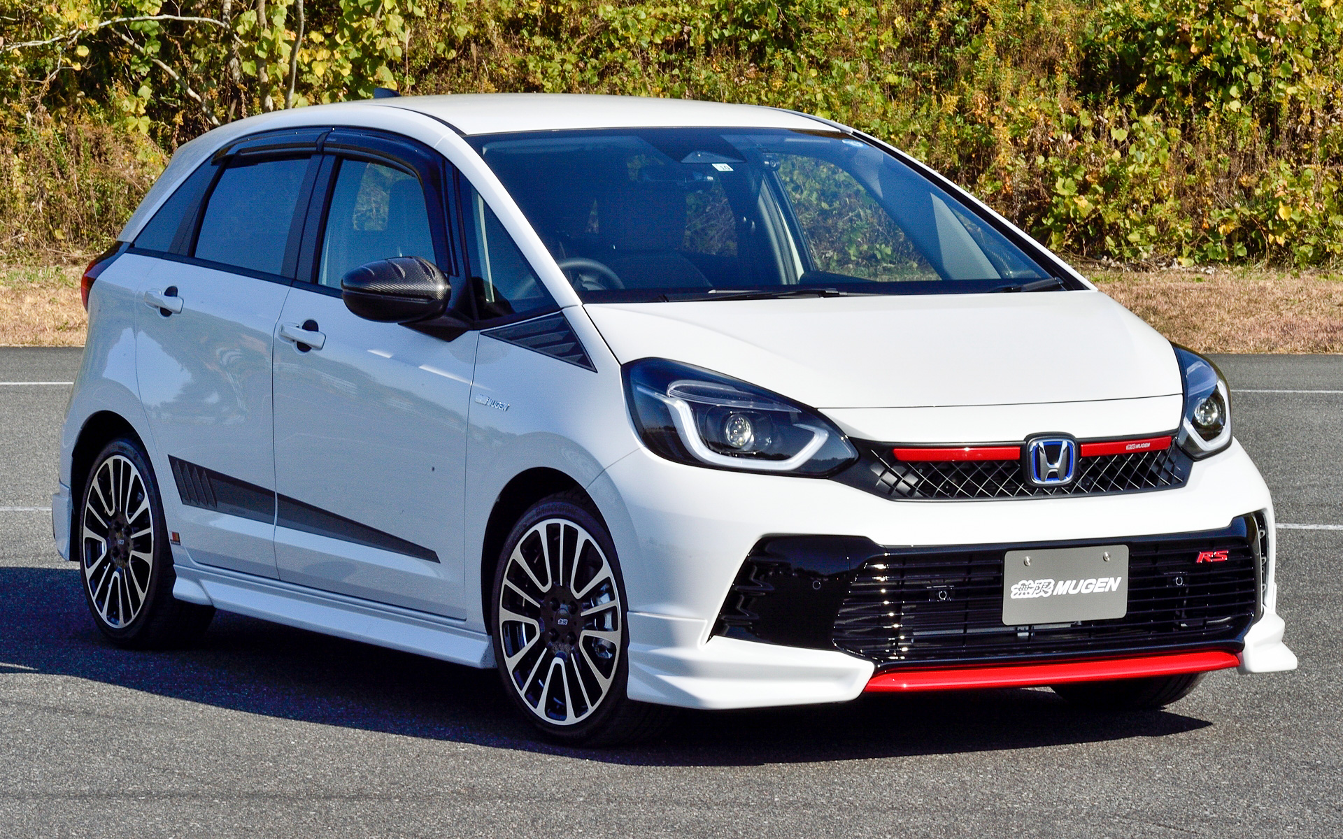 走りの質にこだわったフィット RS用のエアロとして、フロントアンダースポイラー、サイドスポイラー、リアアンダースポイラーを設定。レッドのアクセントを加えてひと目で“走りへのこだわり”を感じられるデザインを採用しつつ、サイドスポイラーには無限ロゴポッティングエンブレムを付属。リアアンダースポイラーの中央部にも無限のロゴを配した