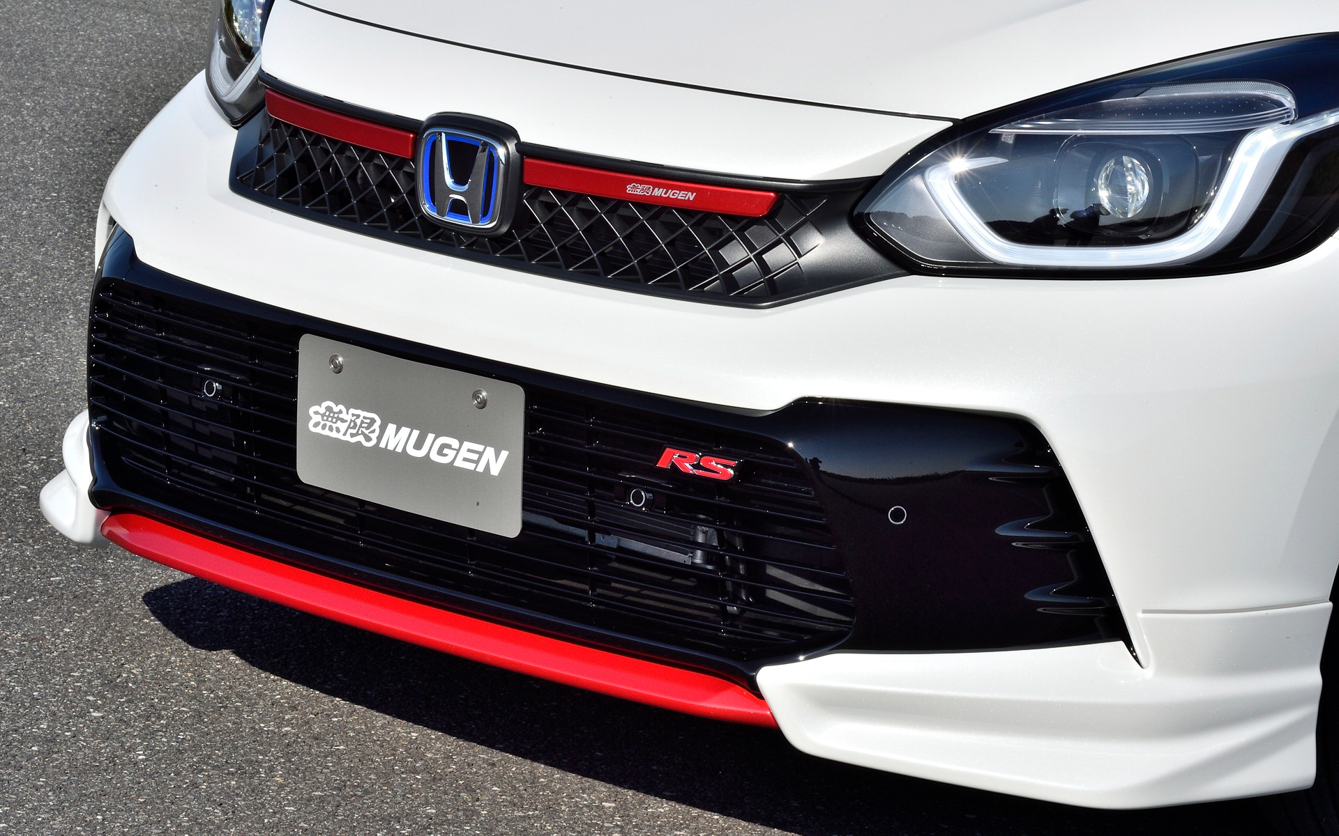 フロアアンダースポイラー、サイドスポイラー、リアアンダースポイラーの3点をセットにした「スタイリングセット for RS」も用意し、未塗装は20万3500円、カラード仕上げは23万6500円。フロントグリルガーニッシュはカラード仕上げで5万5000円となり、カラーはプレミアムクリスタルレッド・メタリックとベルリナブラックの2色設定