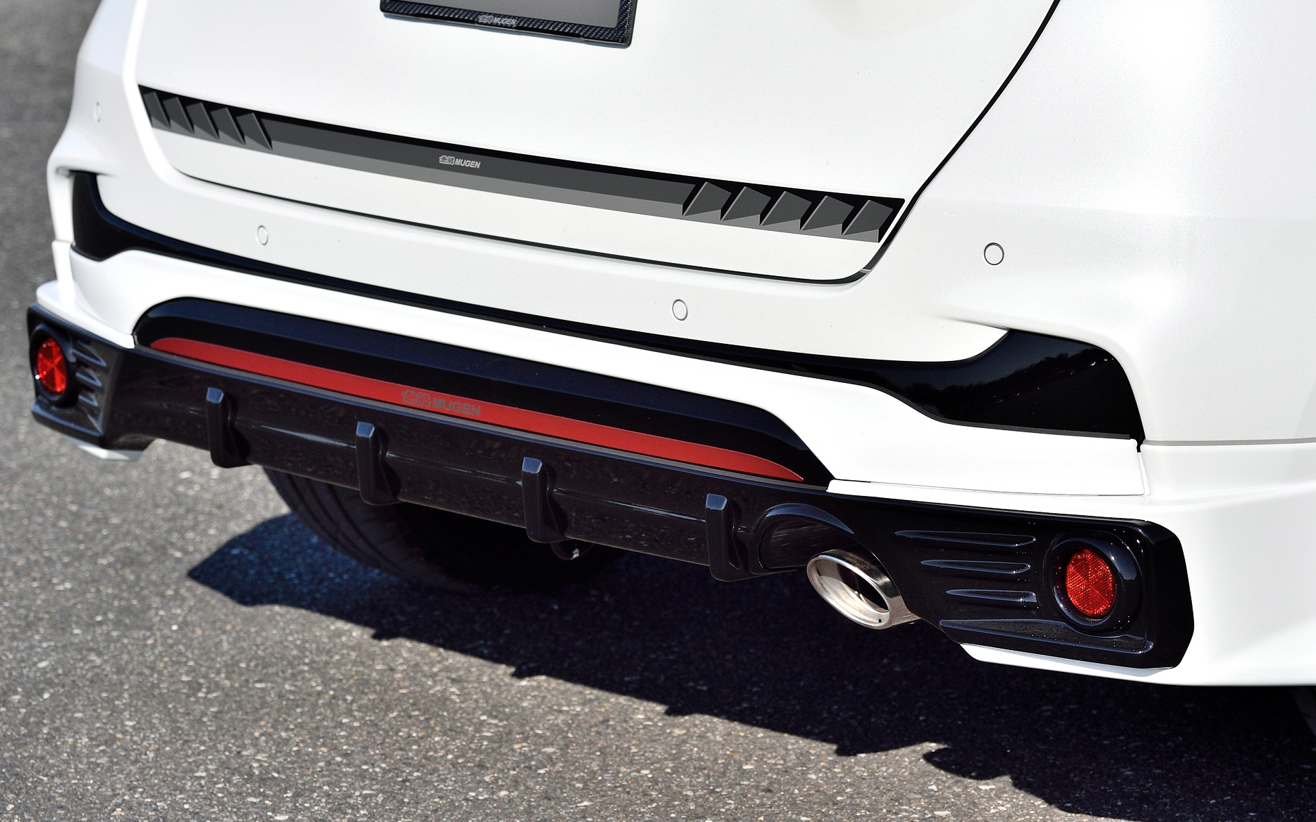 フロアアンダースポイラー、サイドスポイラー、リアアンダースポイラーの3点をセットにした「スタイリングセット for RS」も用意し、未塗装は20万3500円、カラード仕上げは23万6500円。フロントグリルガーニッシュはカラード仕上げで5万5000円となり、カラーはプレミアムクリスタルレッド・メタリックとベルリナブラックの2色設定