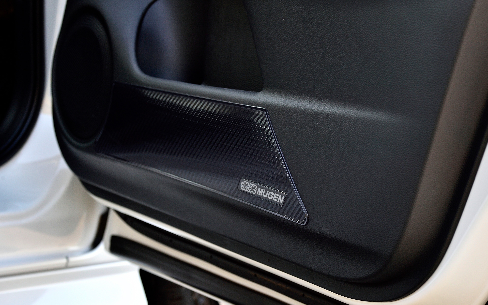 カーボン調デザインを用いたドアインナープロテクター（1万1000円、左）とスカッフプレート（1万5400円）