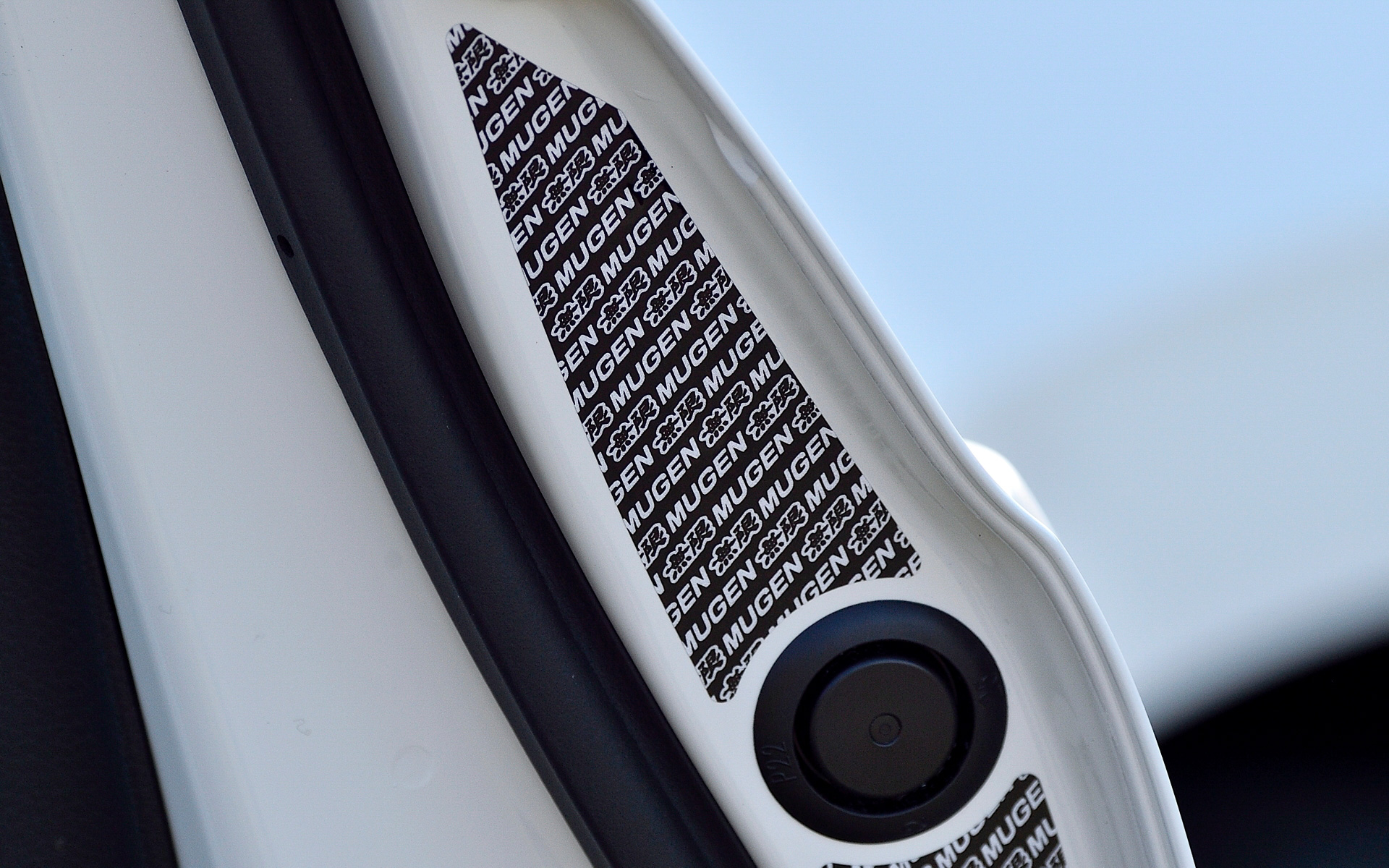 反射効果を持つフィルムを採用したドア開口部に貼り付けるリフレクションフィルム（1万6500円）