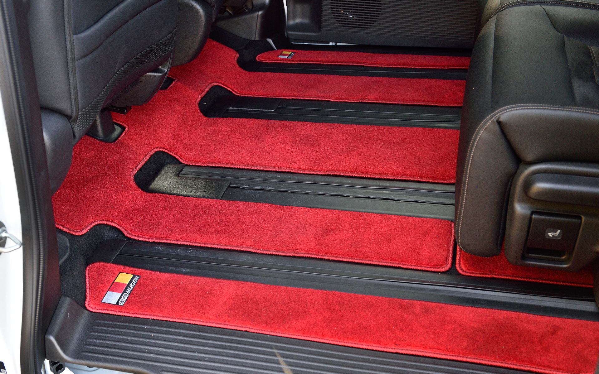 スポーツマットは赤（5万9400円）と黒（5万8300円）の2色設定