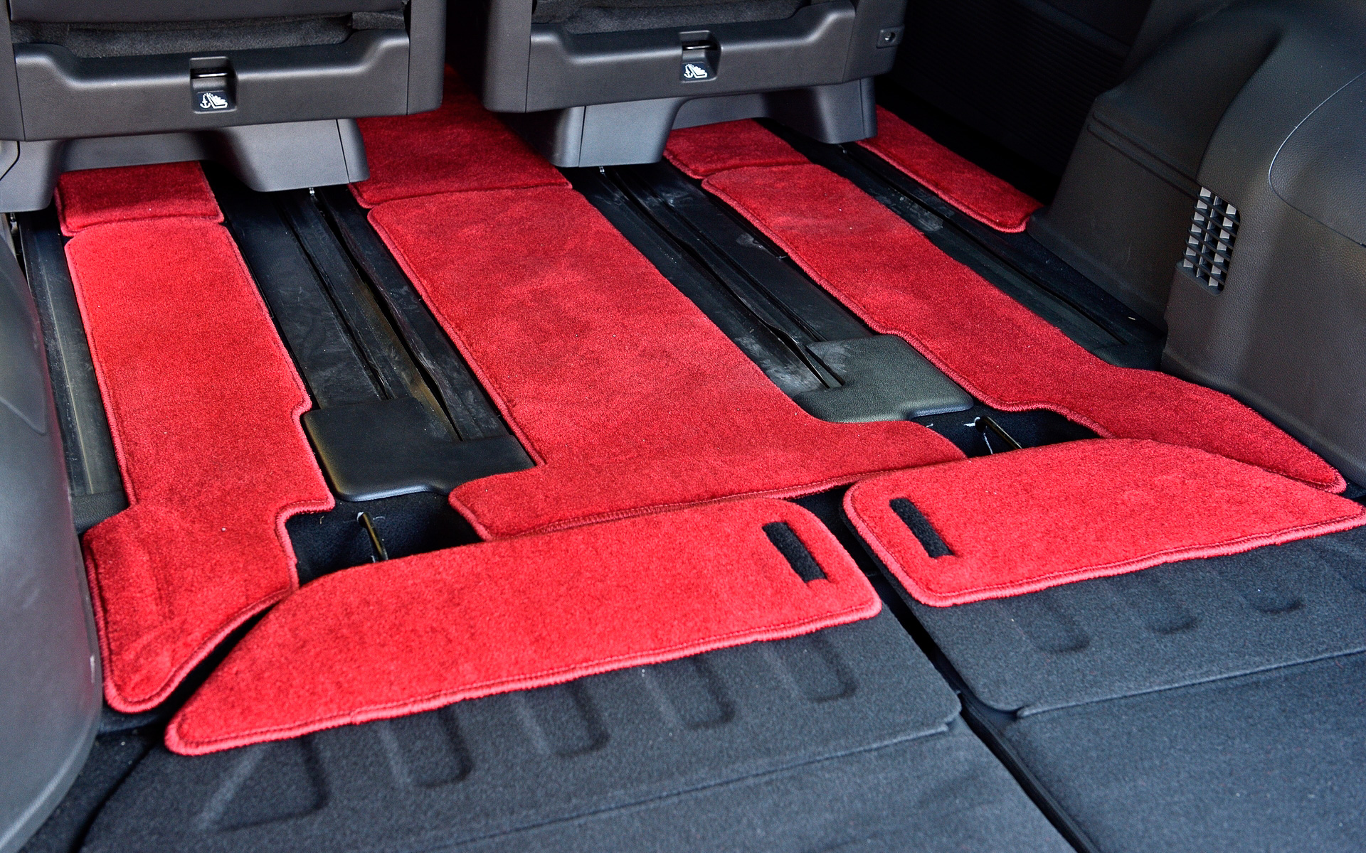 スポーツマットは赤（5万9400円）と黒（5万8300円）の2色設定