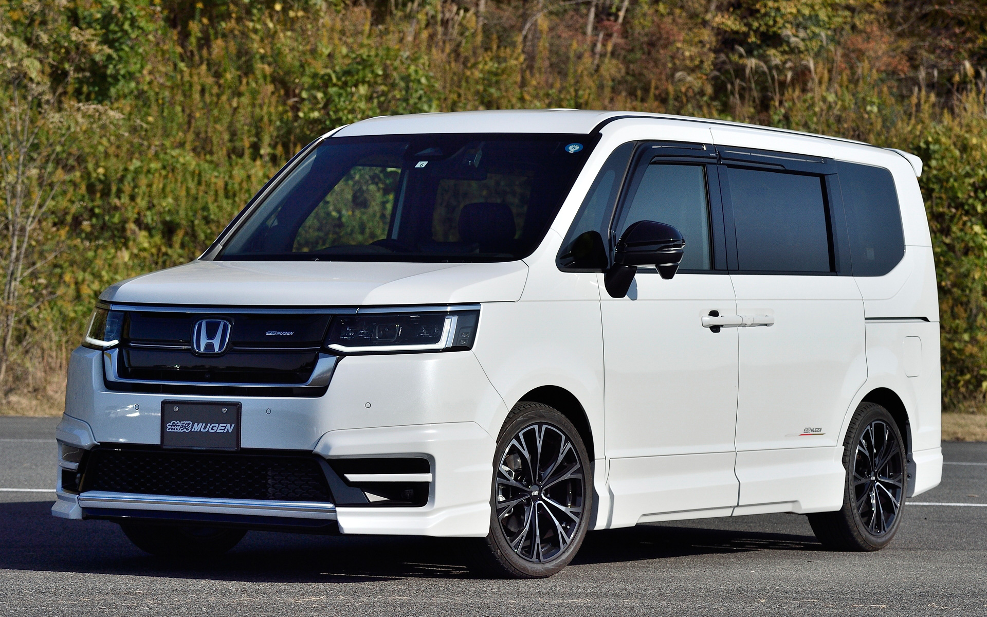 新型ステップワゴン用の無限パーツは「My Fast STEP WGN」をコンセプトに、クルマにこだわり誇るユーザーに向けて、無限らしいスポーティさと存在感を際立たせたスタイリングを実現するパーツをラインアップ