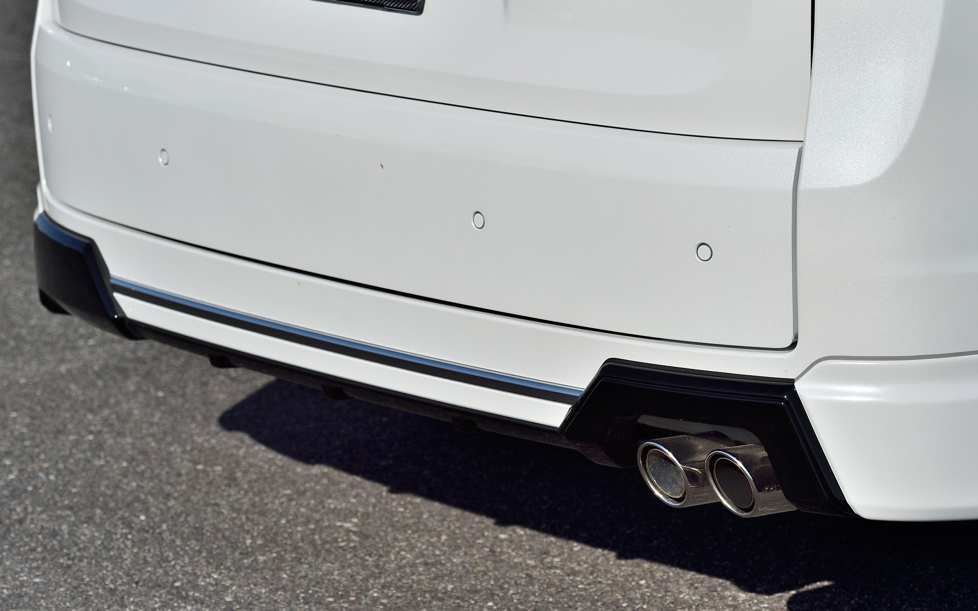 エクステリアでは大型で存在感を発揮するフロントアンダースポイラーやフロントマスクをブラックアウトさせ、車両をより精悍に際立たせるフロントグリルガーニッシュを設定。サイドガーニッシュも大型のパネルタイプを設定するとともに、リアにはスポーツサイレンサーと同時装着により一層の存在感を発揮するリアアンダースポイラーを設定。また、車体の微振動を減衰して操縦安定性向上を図る「パフォーマンスダンパー」、スピニング加工を施し薄く軽量化を図りながらも高い剛性を実現したアルミホイール「MDW」（18×7.5J インセット40［5万2800円/本］）の新色「ブラッククリアミラーフェイス」も設定する