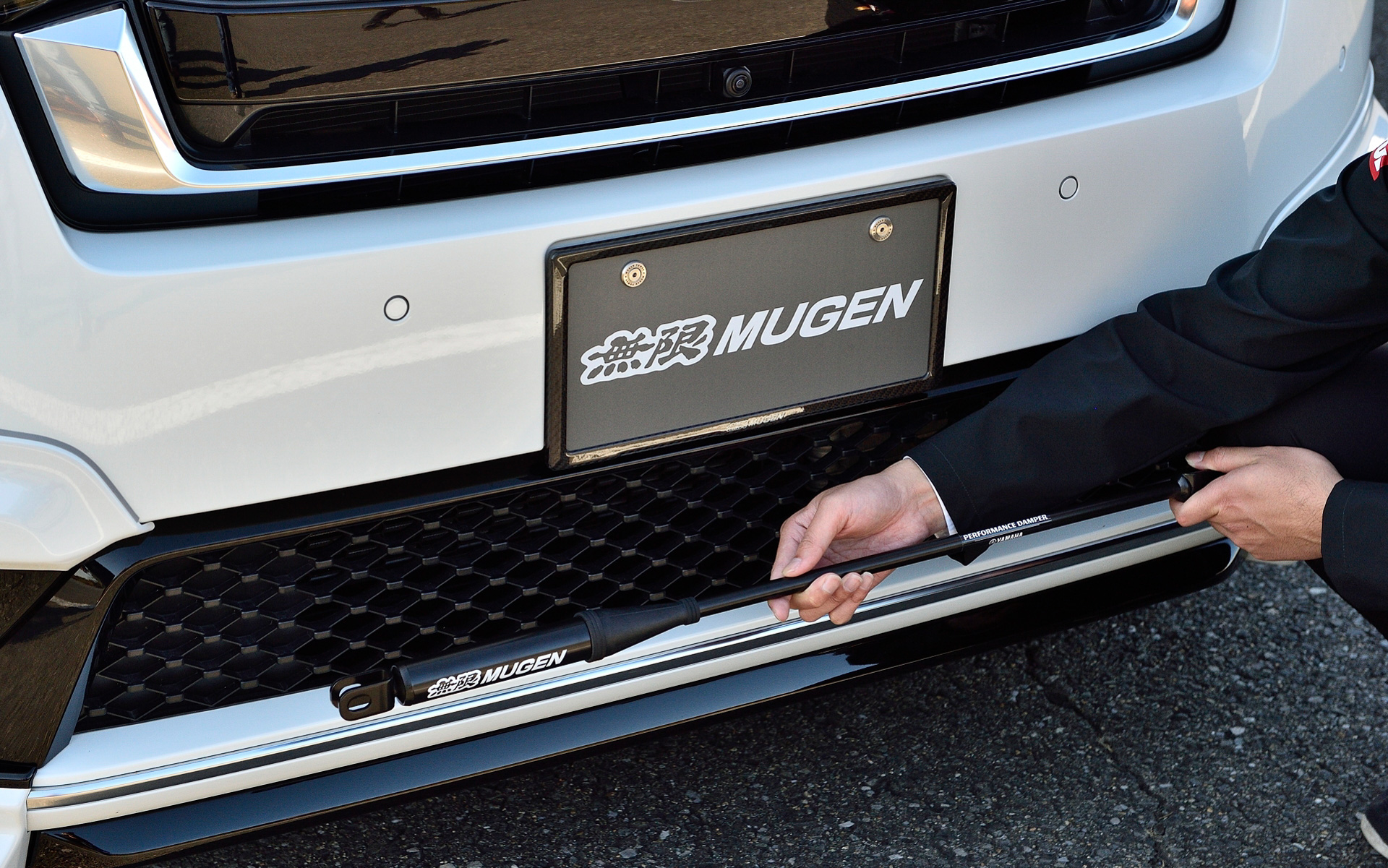 エクステリアでは大型で存在感を発揮するフロントアンダースポイラーやフロントマスクをブラックアウトさせ、車両をより精悍に際立たせるフロントグリルガーニッシュを設定。サイドガーニッシュも大型のパネルタイプを設定するとともに、リアにはスポーツサイレンサーと同時装着により一層の存在感を発揮するリアアンダースポイラーを設定。また、車体の微振動を減衰して操縦安定性向上を図る「パフォーマンスダンパー」、スピニング加工を施し薄く軽量化を図りながらも高い剛性を実現したアルミホイール「MDW」（18×7.5J インセット40［5万2800円/本］）の新色「ブラッククリアミラーフェイス」も設定する