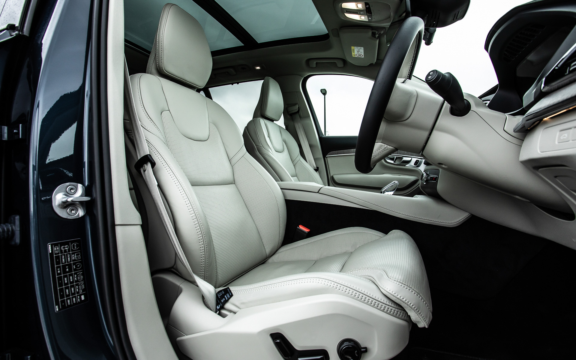 Ultimateは北欧の価値観で仕上げられたラグジュアリーな内装を継承しつつ、Google搭載インフォテイメントを全車標準装備するとともに、ドライバーディスプレイ（メーターパネル）のデザインを一新