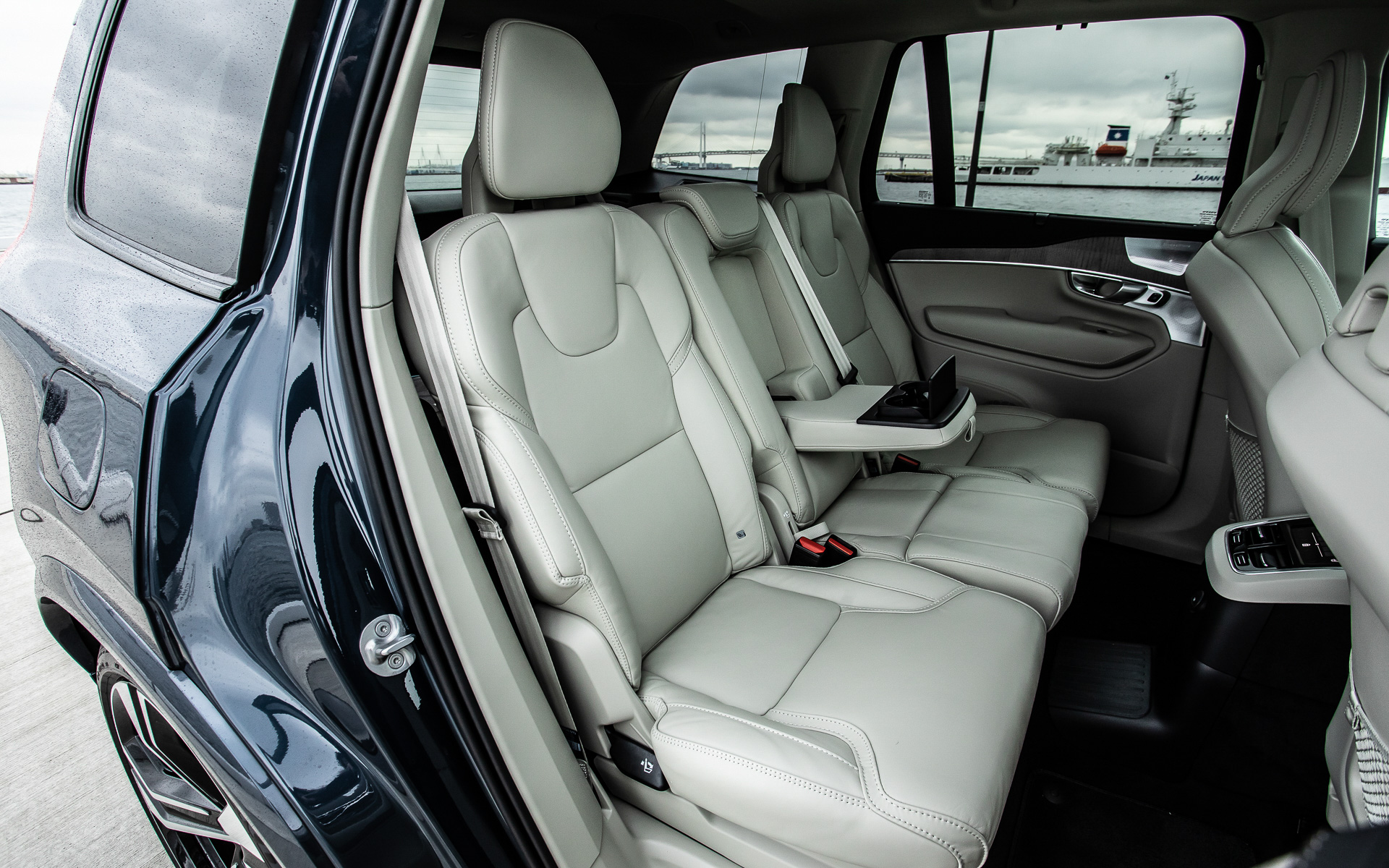 Ultimateは北欧の価値観で仕上げられたラグジュアリーな内装を継承しつつ、Google搭載インフォテイメントを全車標準装備するとともに、ドライバーディスプレイ（メーターパネル）のデザインを一新