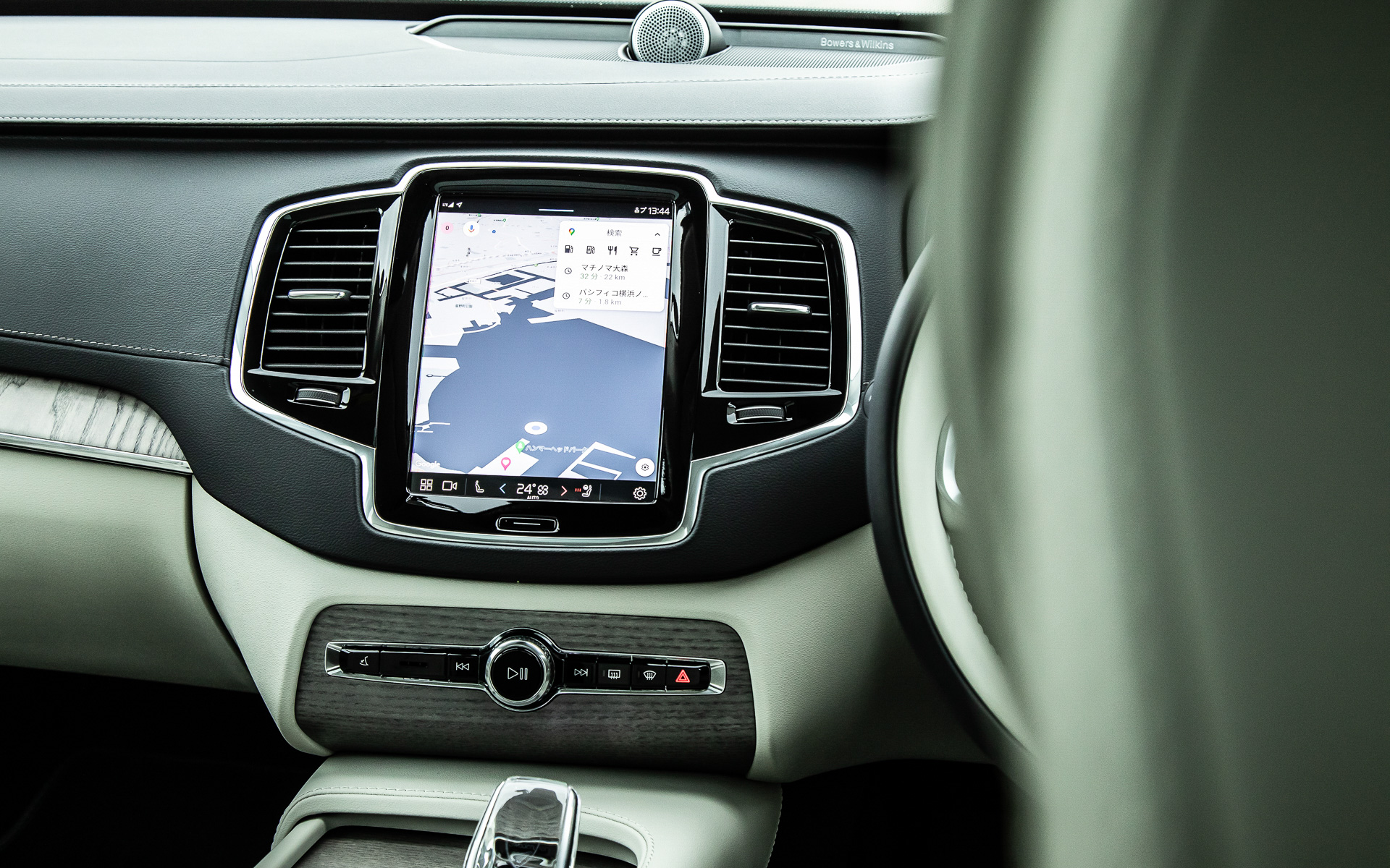 Ultimateは北欧の価値観で仕上げられたラグジュアリーな内装を継承しつつ、Google搭載インフォテイメントを全車標準装備するとともに、ドライバーディスプレイ（メーターパネル）のデザインを一新