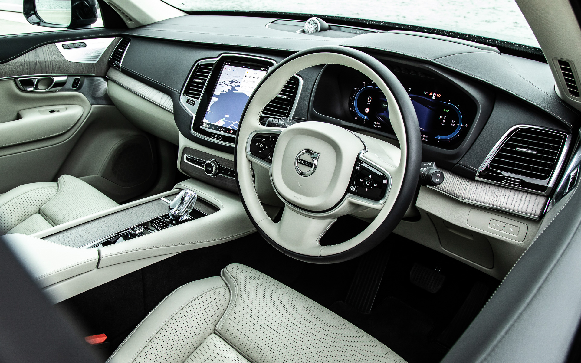 Ultimateは北欧の価値観で仕上げられたラグジュアリーな内装を継承しつつ、Google搭載インフォテイメントを全車標準装備するとともに、ドライバーディスプレイ（メーターパネル）のデザインを一新