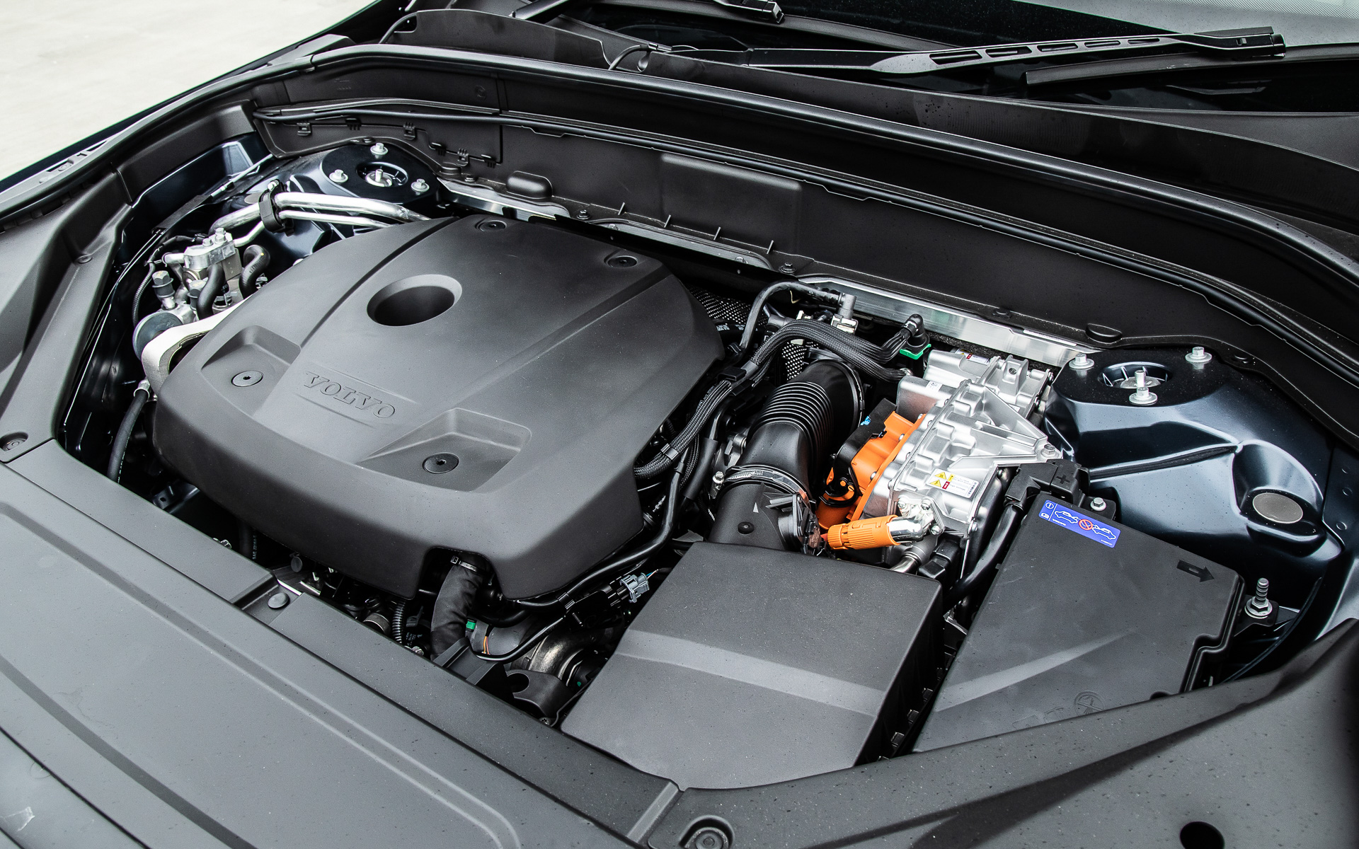 T8仕様の直列4気筒DOHC 2.0リッターターボエンジンは最高出力233kW（317PS）/6000rpm、最大トルク400Nm（40.8kgfm）/3000-5400rpmを発生。モーター出力はフロントが52kW/165Nm、リアが107kW/309Nm。無鉛プレミアムガソリン（タンク容量は71L）仕様でWLTCモード燃費は13.3km/L