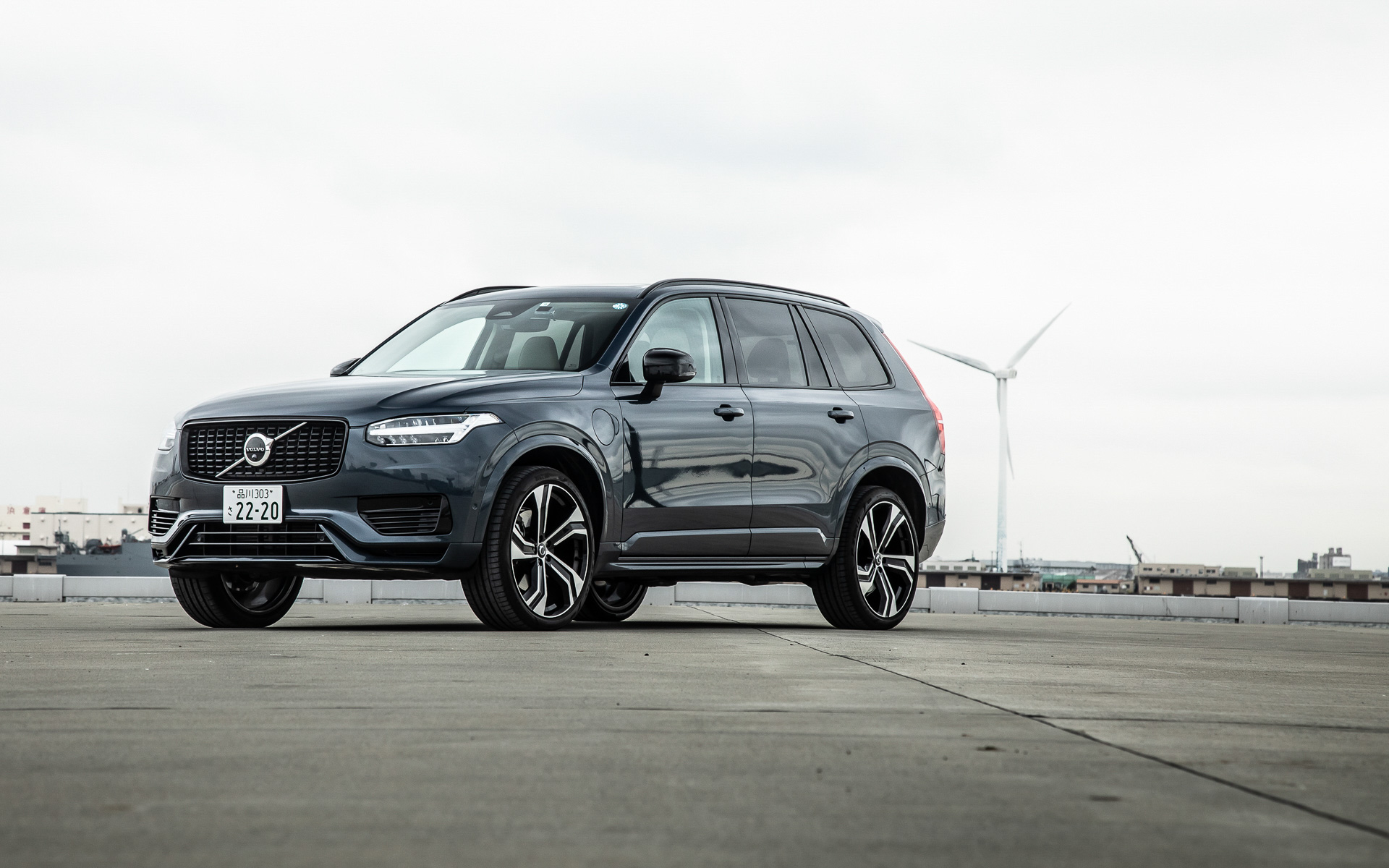 今回試乗したのはXC90のフラグシップモデル「XC90 Recharge Ultimate T8 AWD plug-in hybrid」(1244万円)。ボディサイズは4950×1960×1775mm(全長×全幅×全高)、ホイールベースは2985mm。同社は2022年7月にXC40、60シリーズ、90シリーズのラインアップおよび仕様を変更しており、プラグインハイブリッドモデルのUltimateはよりモダンな造形と精悍なグロッシーブラック仕上げのディテールを組み合わせた新しいエクステリアデザインテーマが与えられた