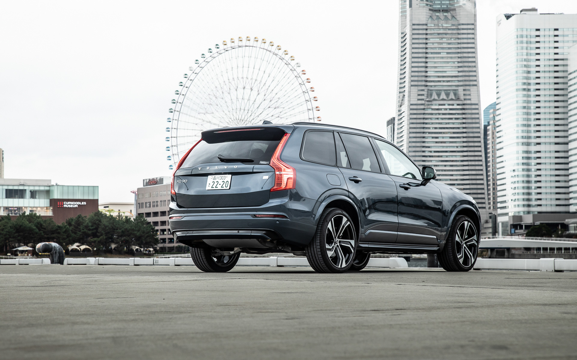 今回試乗したのはXC90のフラグシップモデル「XC90 Recharge Ultimate T8 AWD plug-in hybrid」(1244万円)。ボディサイズは4950×1960×1775mm(全長×全幅×全高)、ホイールベースは2985mm。同社は2022年7月にXC40、60シリーズ、90シリーズのラインアップおよび仕様を変更しており、プラグインハイブリッドモデルのUltimateはよりモダンな造形と精悍なグロッシーブラック仕上げのディテールを組み合わせた新しいエクステリアデザインテーマが与えられた