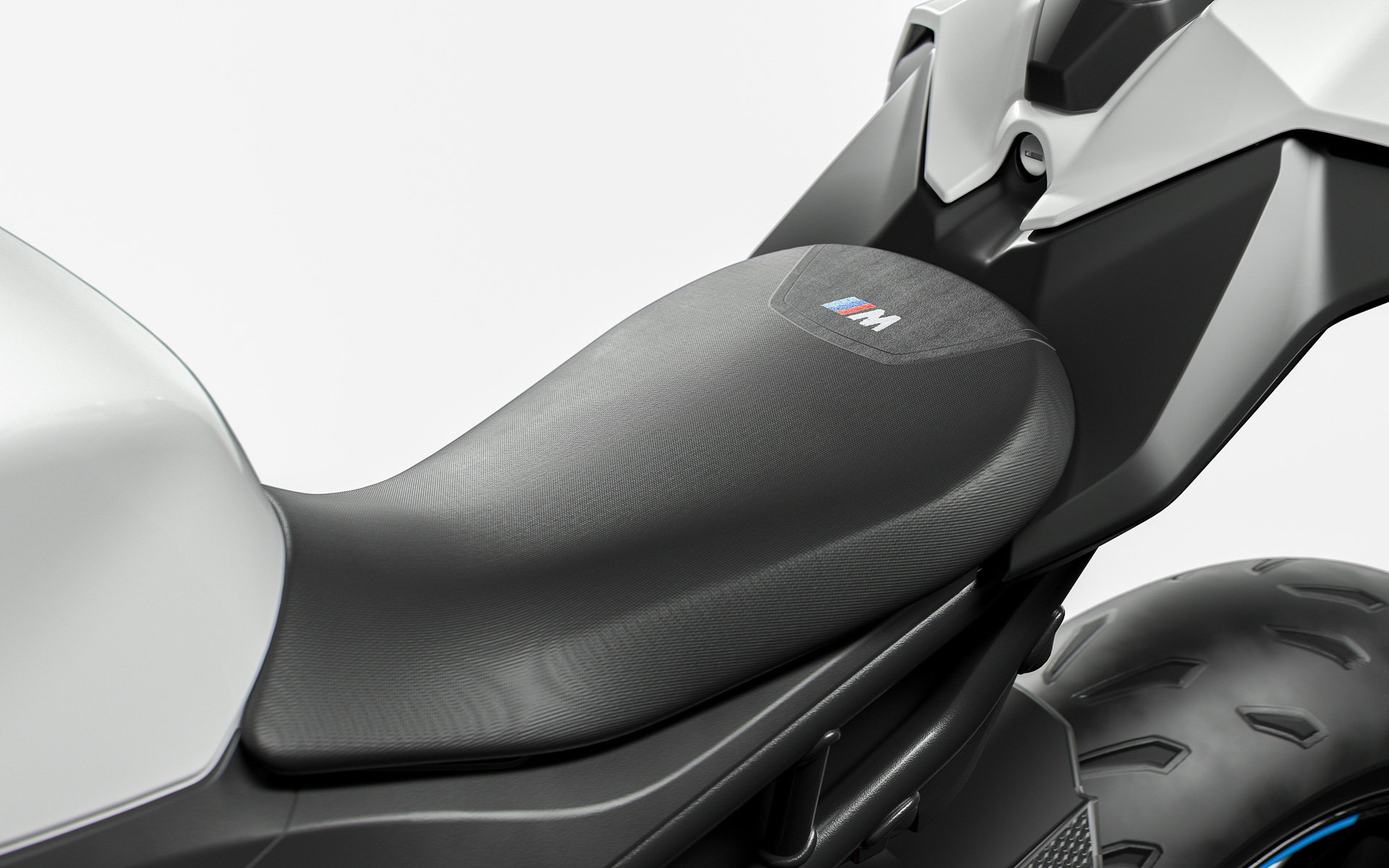 耐久レースやロングツーリング用に厚みのあるエンデュランスシートが純正アクセサリーに用意されている