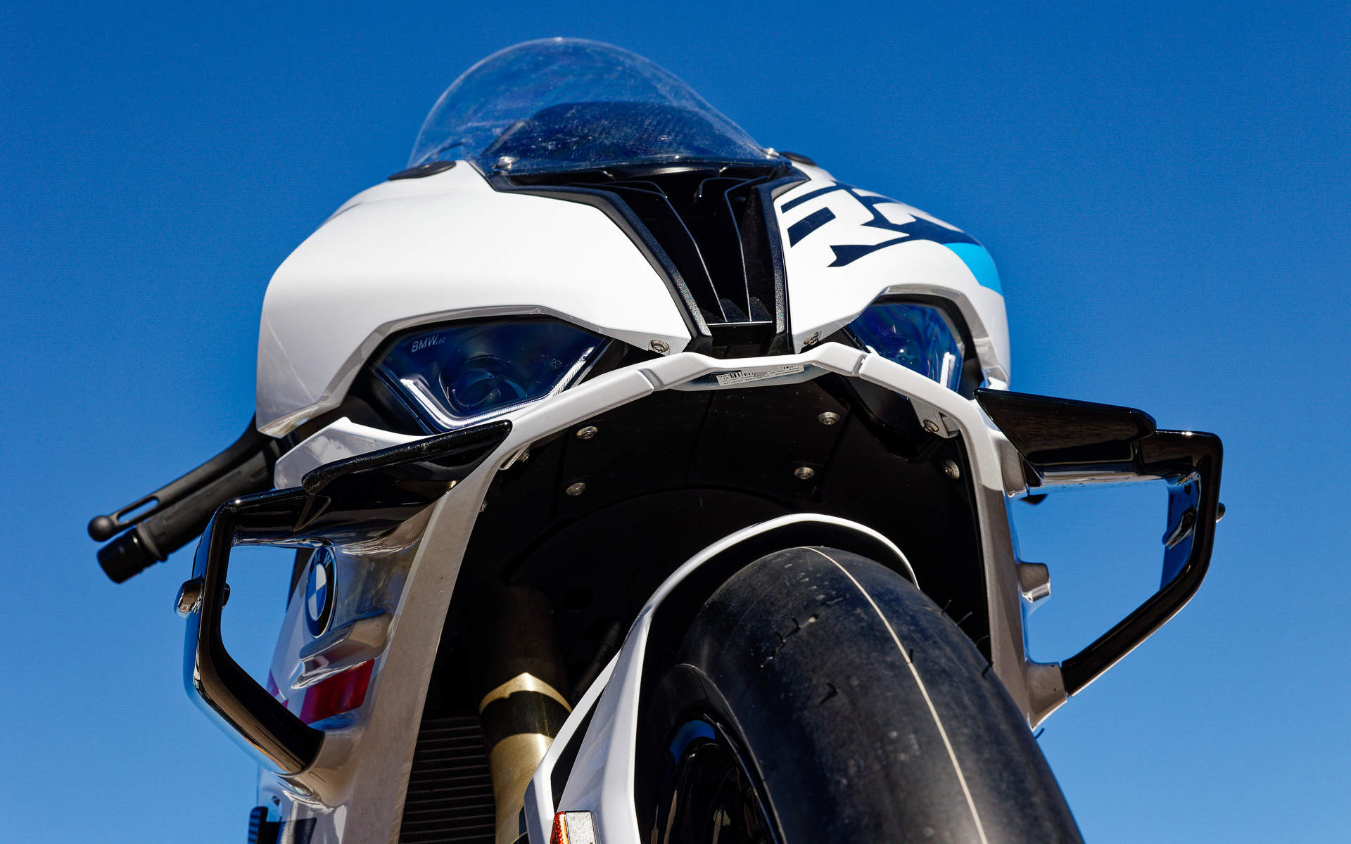 フロントカウルに装備されるウイング