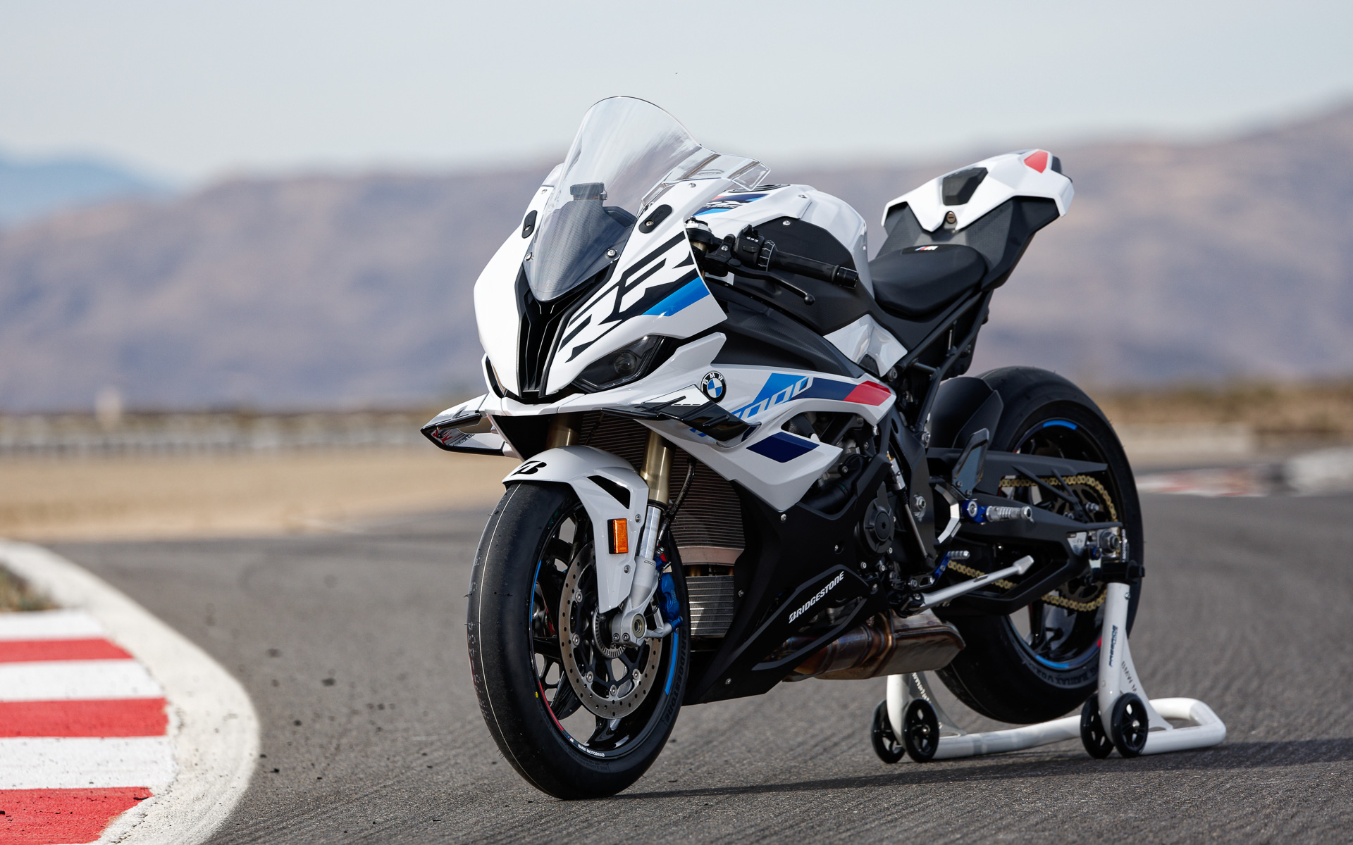 ミラーやナンバープレートを外せばサーキット専用マシンに