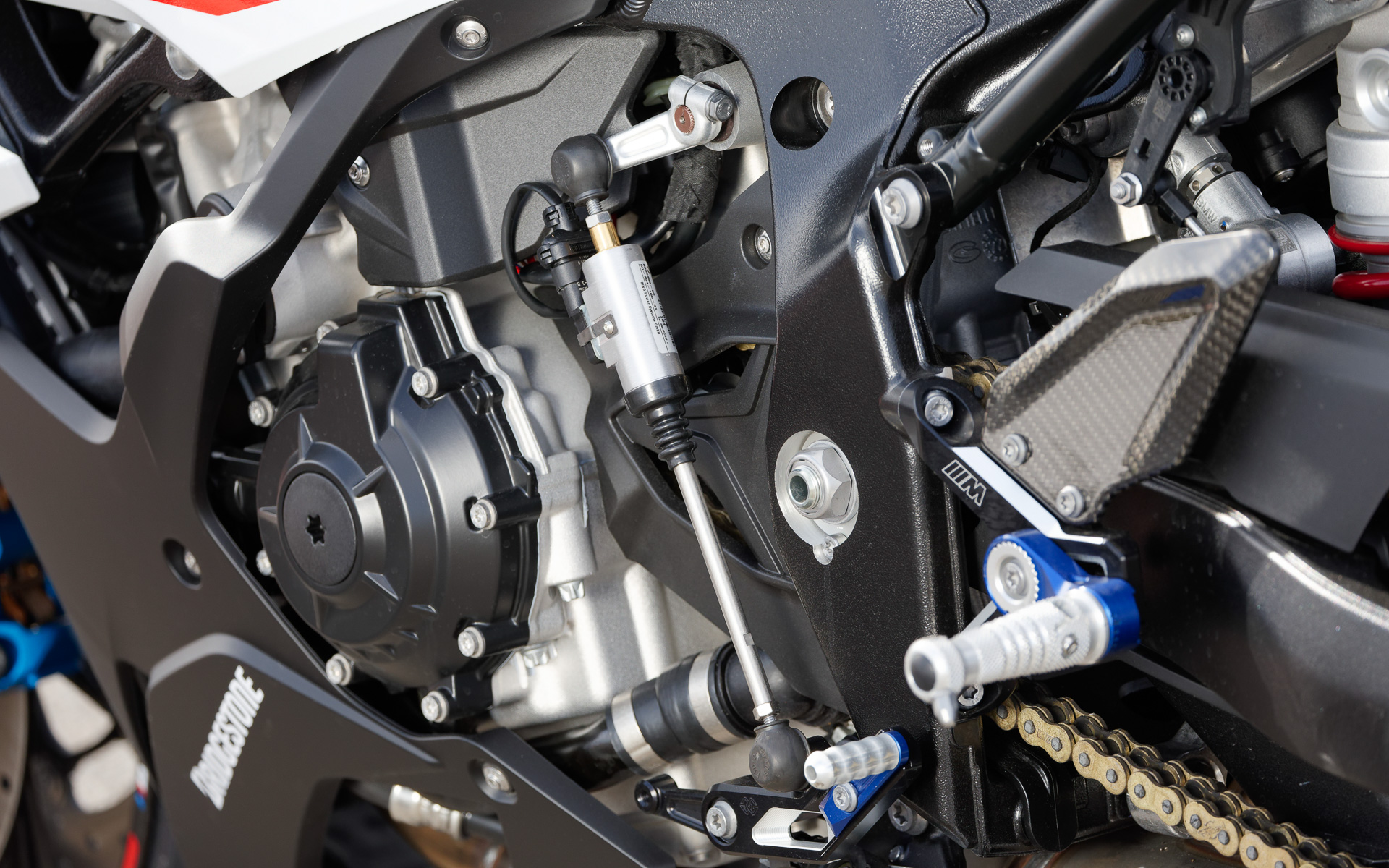 シフト・アシスタント・プロにより、クラッチ操作なしのシフトアップが可能。また、サーキット走行向けに逆シフトにも簡単に変更できる