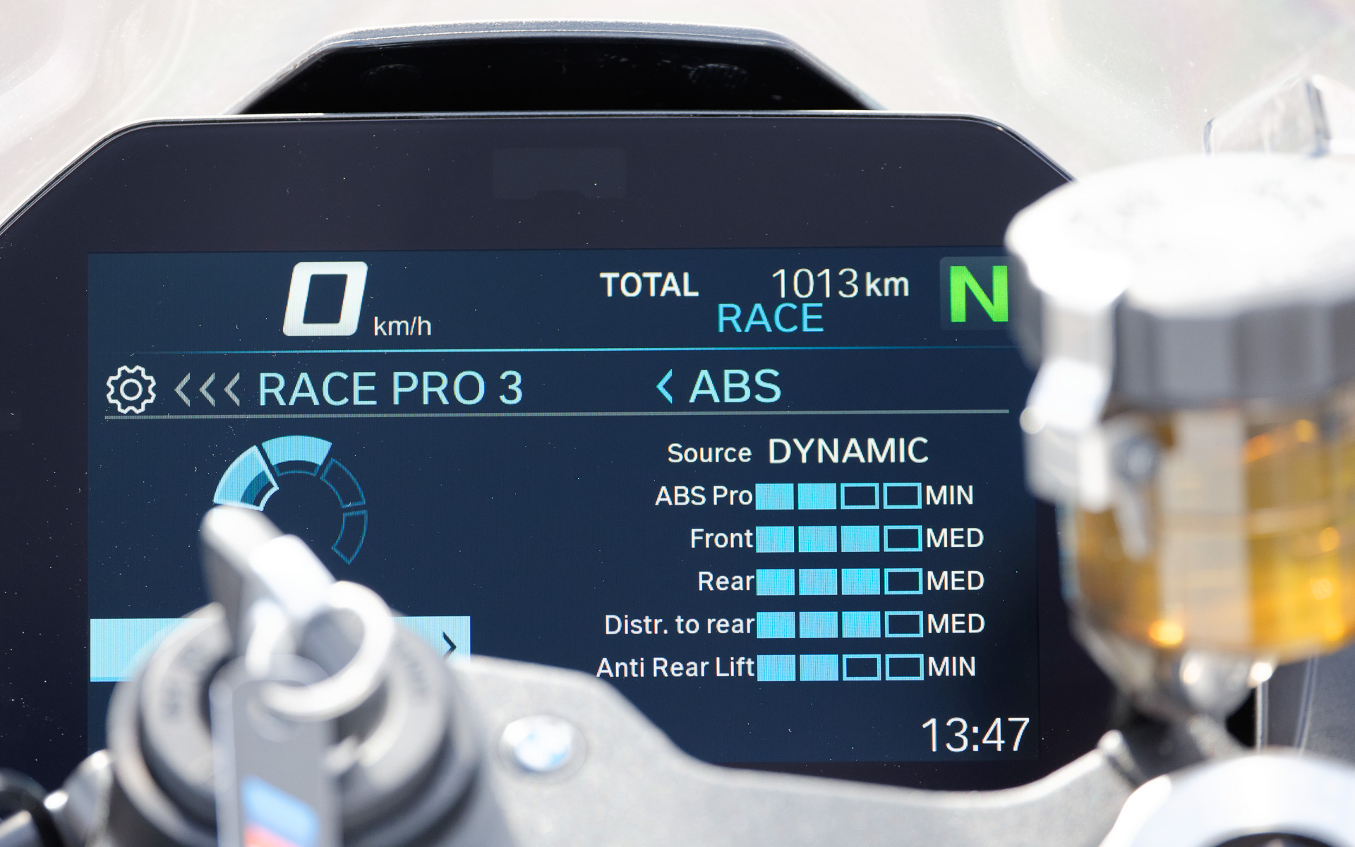視認性の高いTFT液晶ディスプレイを採用。各種設定も確認できる